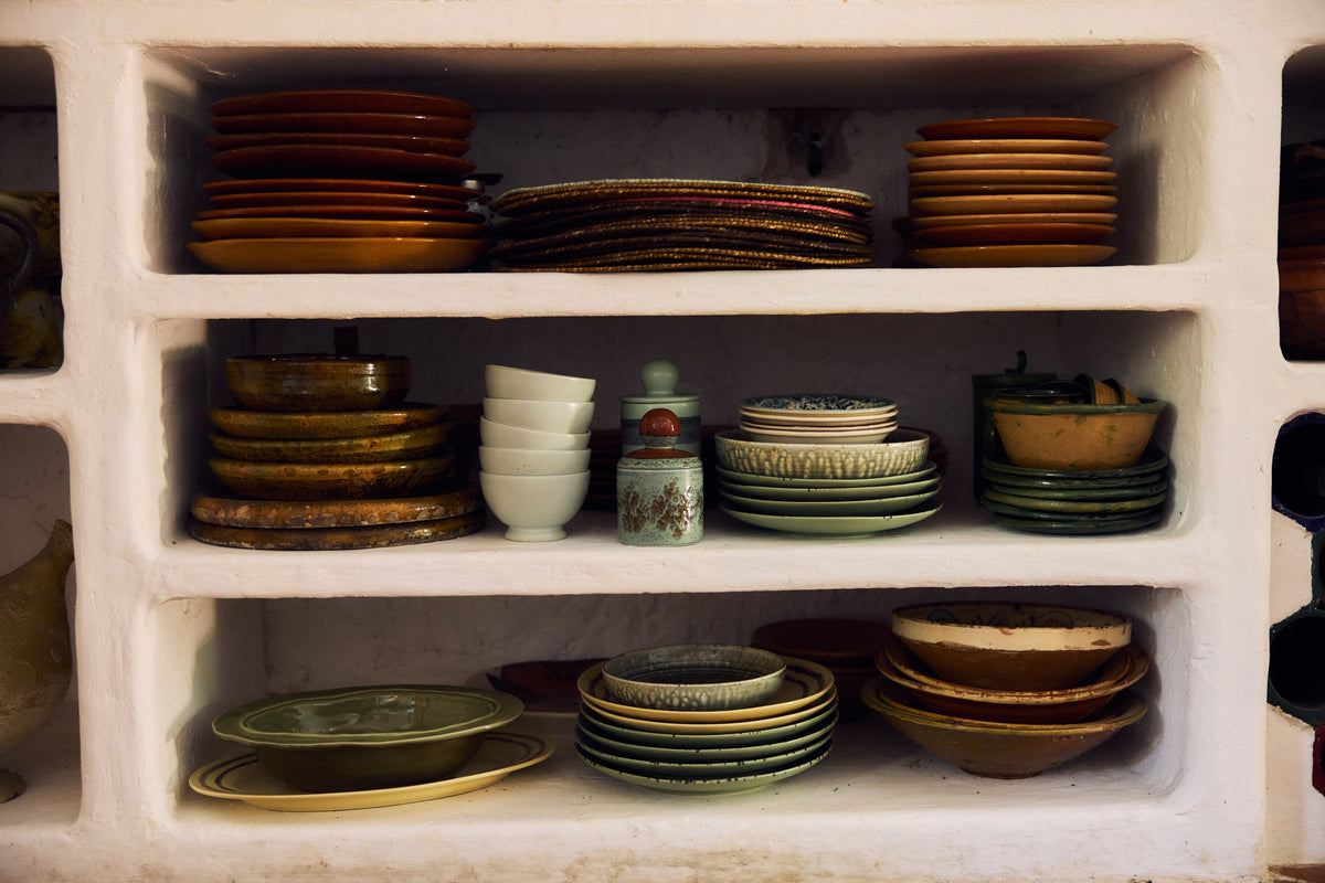 HKLiving Chefs Ceramics Diep bord Rustic Green gestapeld op een plank