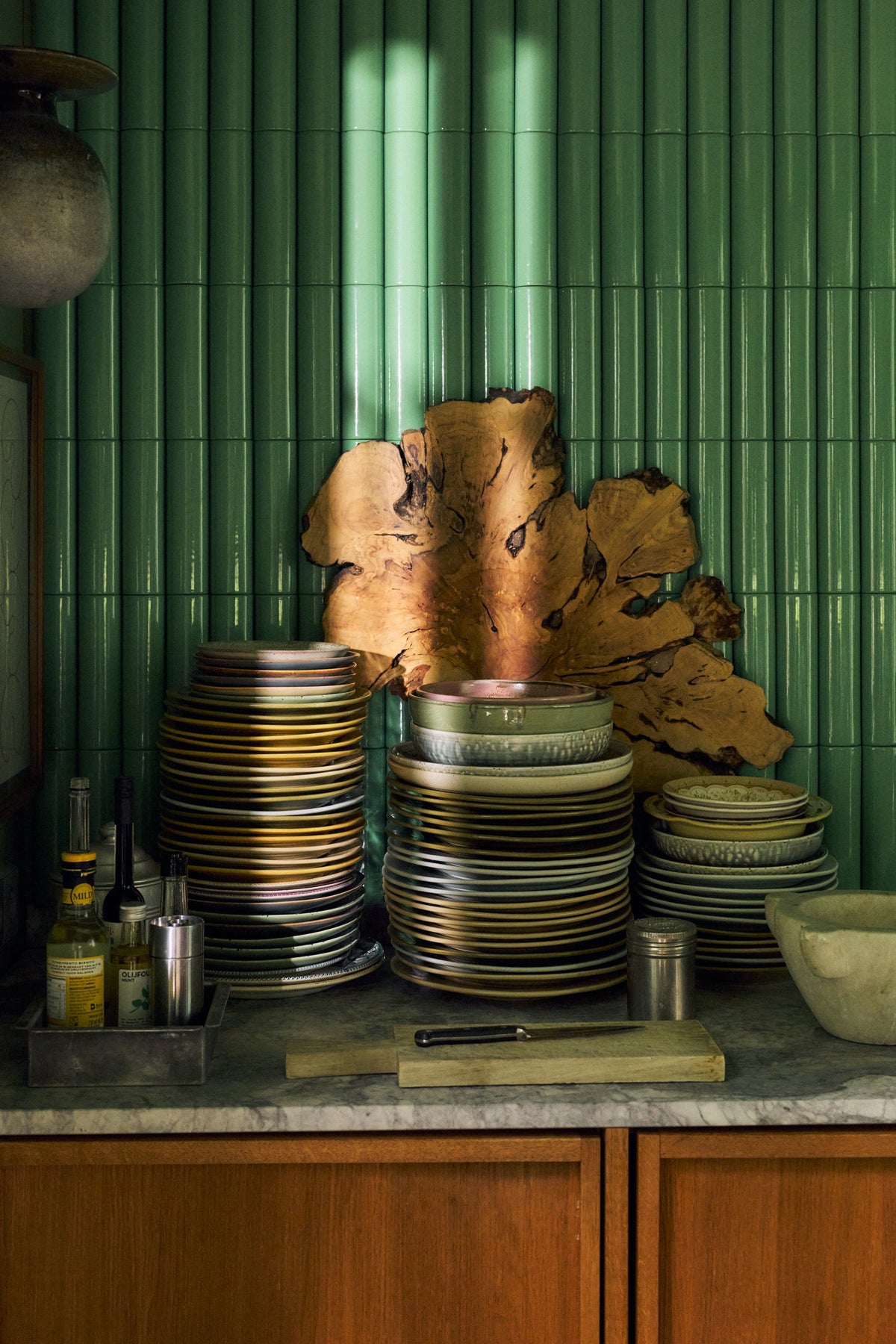 HKLiving Chefs Ceramics Diep bord L Rustic Green in een keukenkast