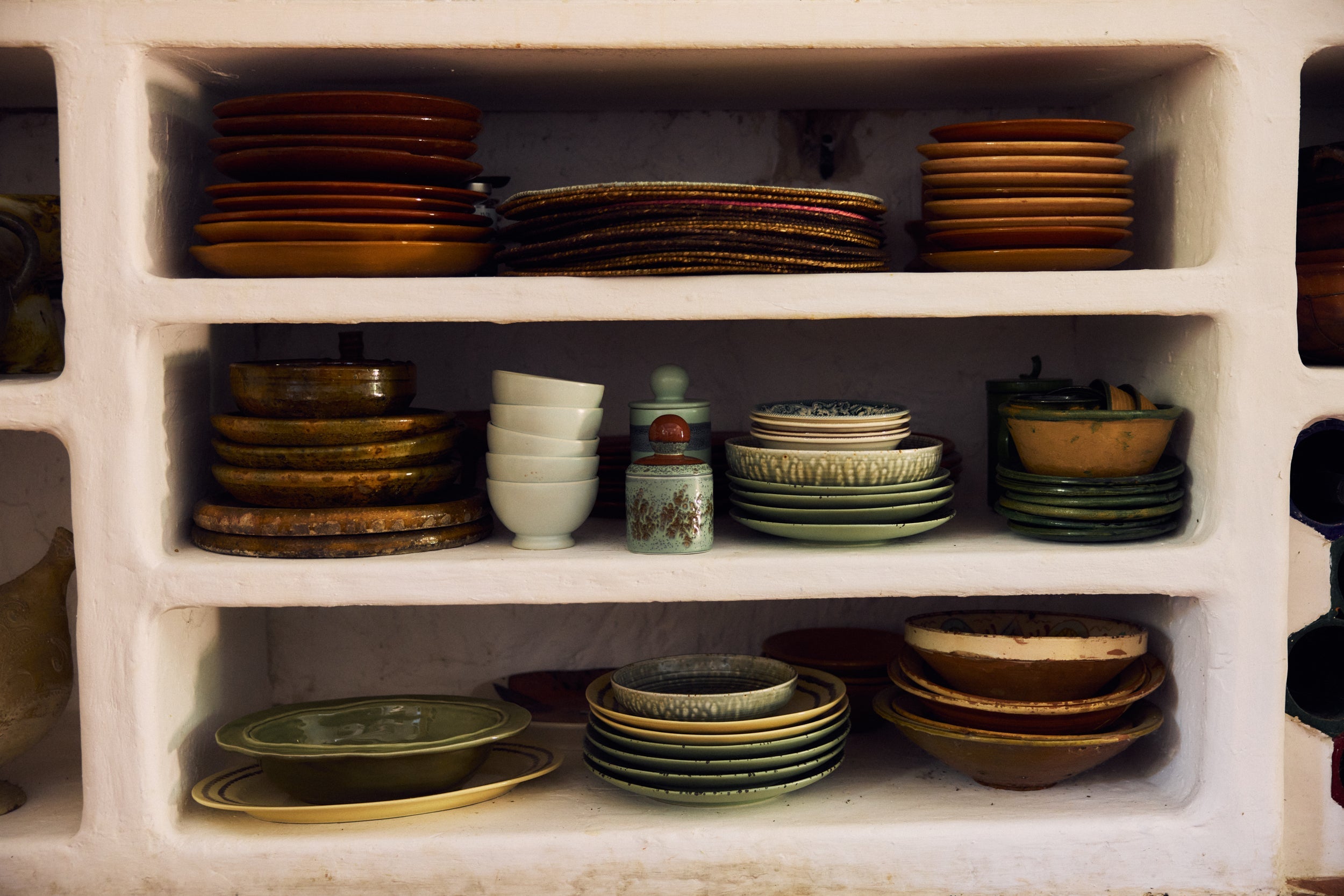 HKLiving Chefs Ceramics Diep bord L Rustic Green gestapeld op een plank