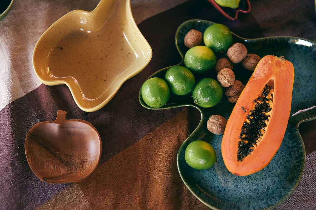 HKLiving Shell Serveerschaal Vanilla met fruit op een donkere ondergrond