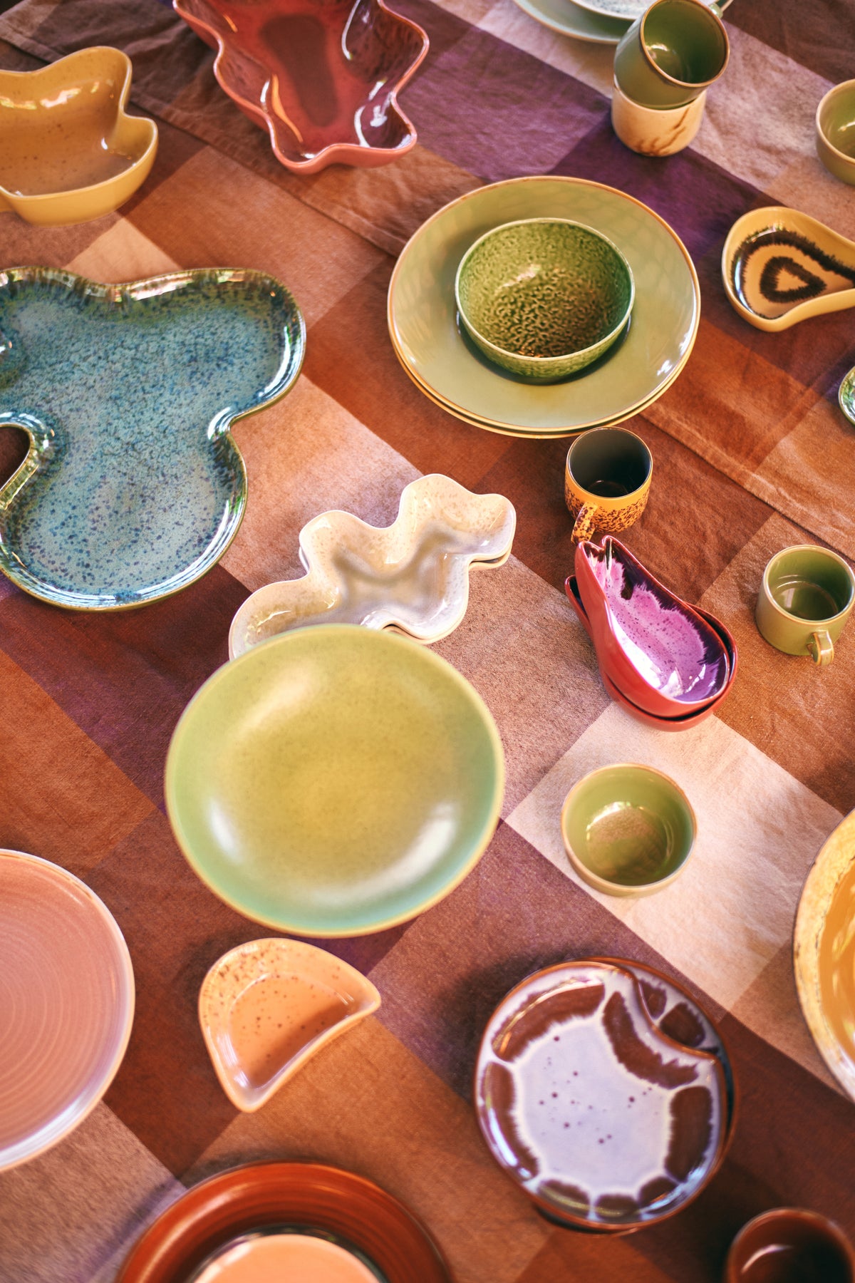 HKLiving Shell Serveerschaal Oyster tussen ander servies van bovenaf
