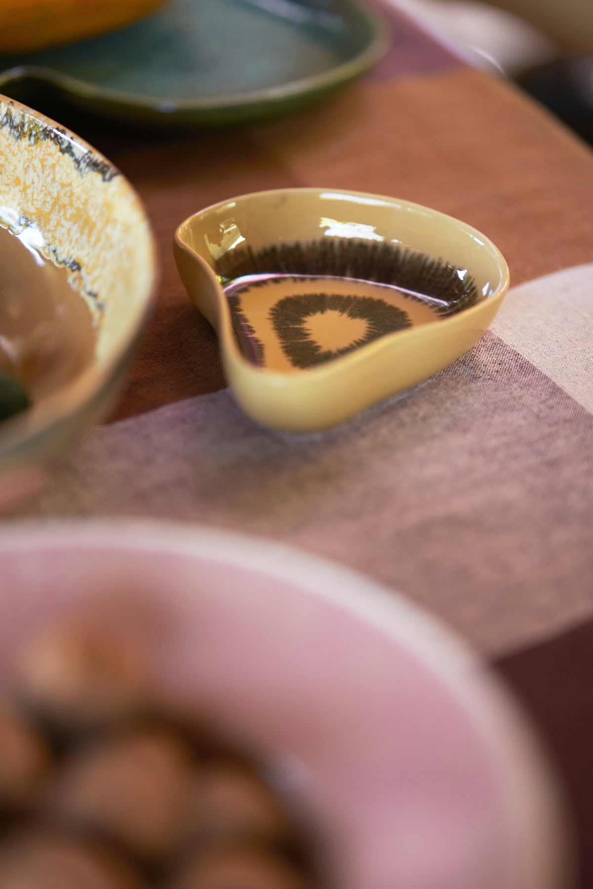 HKLiving Shell Tapasschaal Triffle op een houten tafel met kastanjes