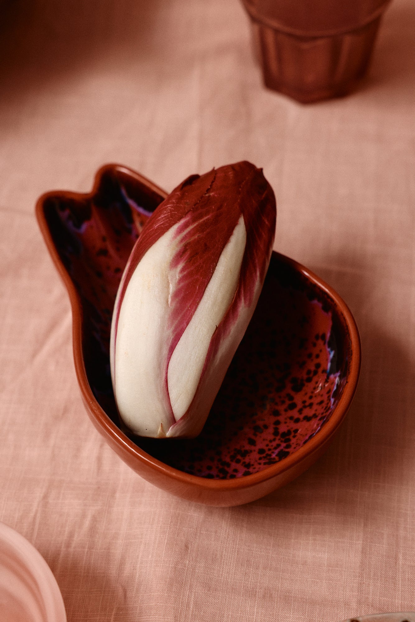 HKLiving Shell Tapasschaal Dragonfruit met witlof op een roze tafelkleed