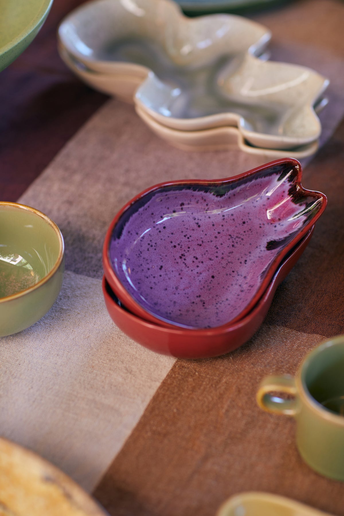 HKLiving Shell Tapasschaal Dragonfruit op een gedekte tafel van bovenaf