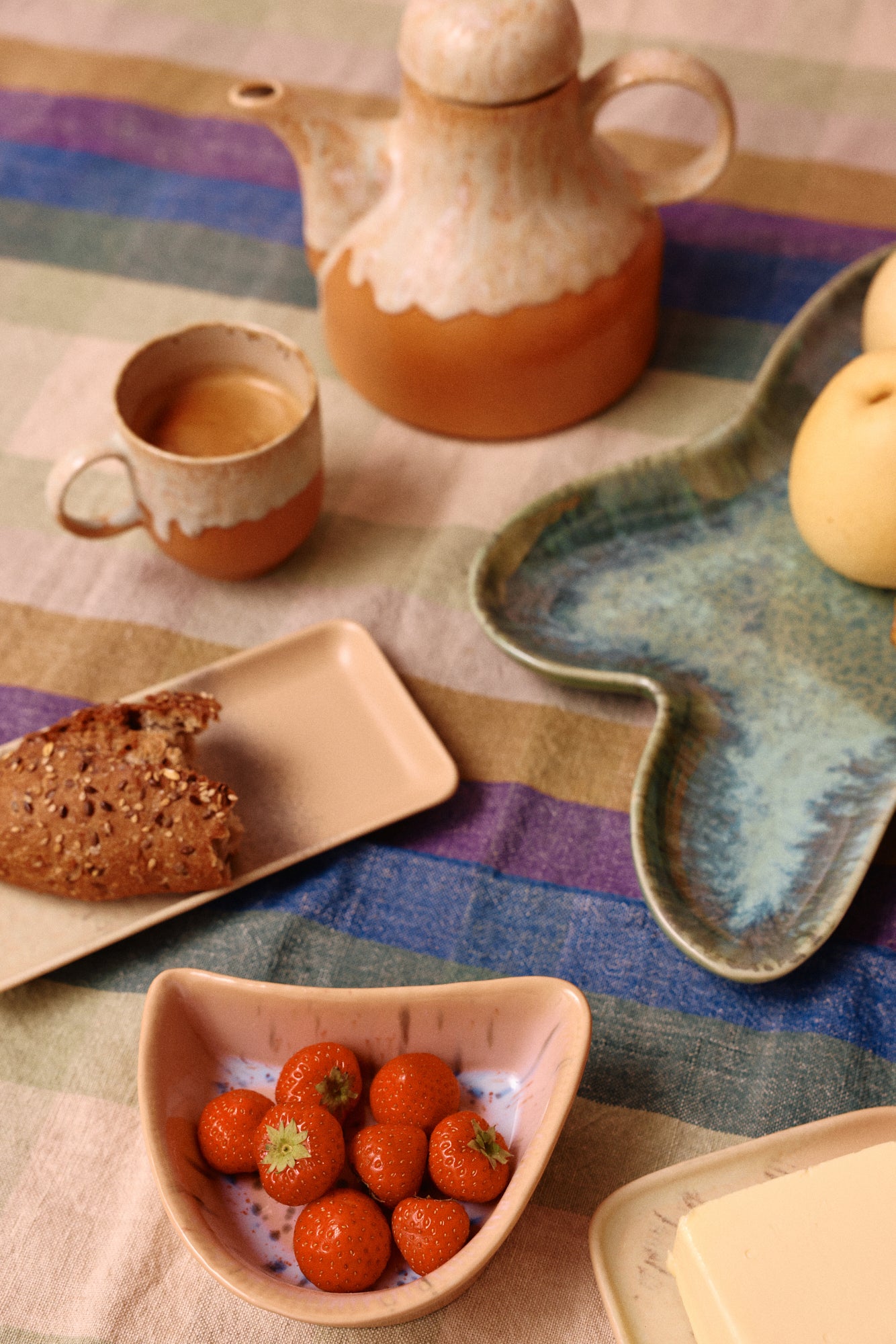 HKLiving Shell Tapasschaal Speckled op een ontbijttafel met theepot