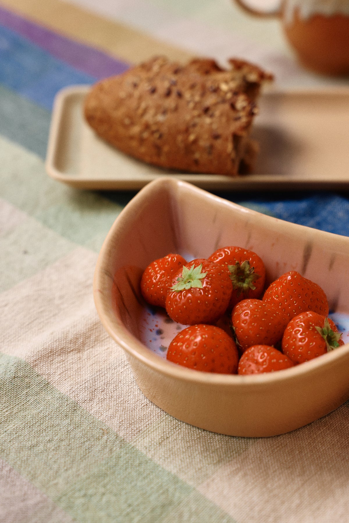 HKLiving Shell Tapasschaal Speckled gevuld met aardbeien