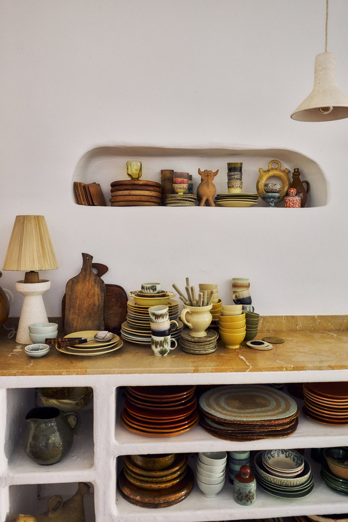 HKLiving Soft Edge Onderzetters Amalfi op een plank tussen servies