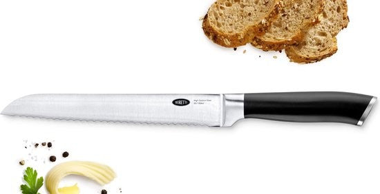 Boretti broodmes met gekarteld lemmet en zwart handvat, naast sneetjes brood, roomboter en verse kruiden.