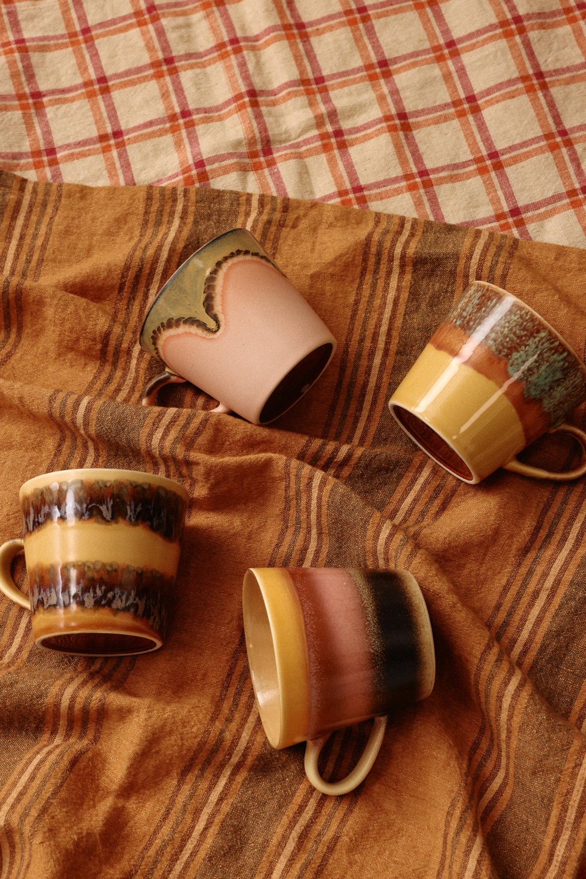 HKLiving 70's Cappuccinomok Cliffs liggend op een geruite plaid