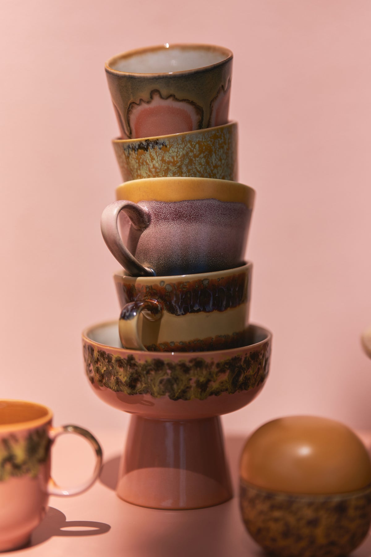 HKLiving 70's Cappuccinomok Cliffs gestapeld op een roze ondergrond