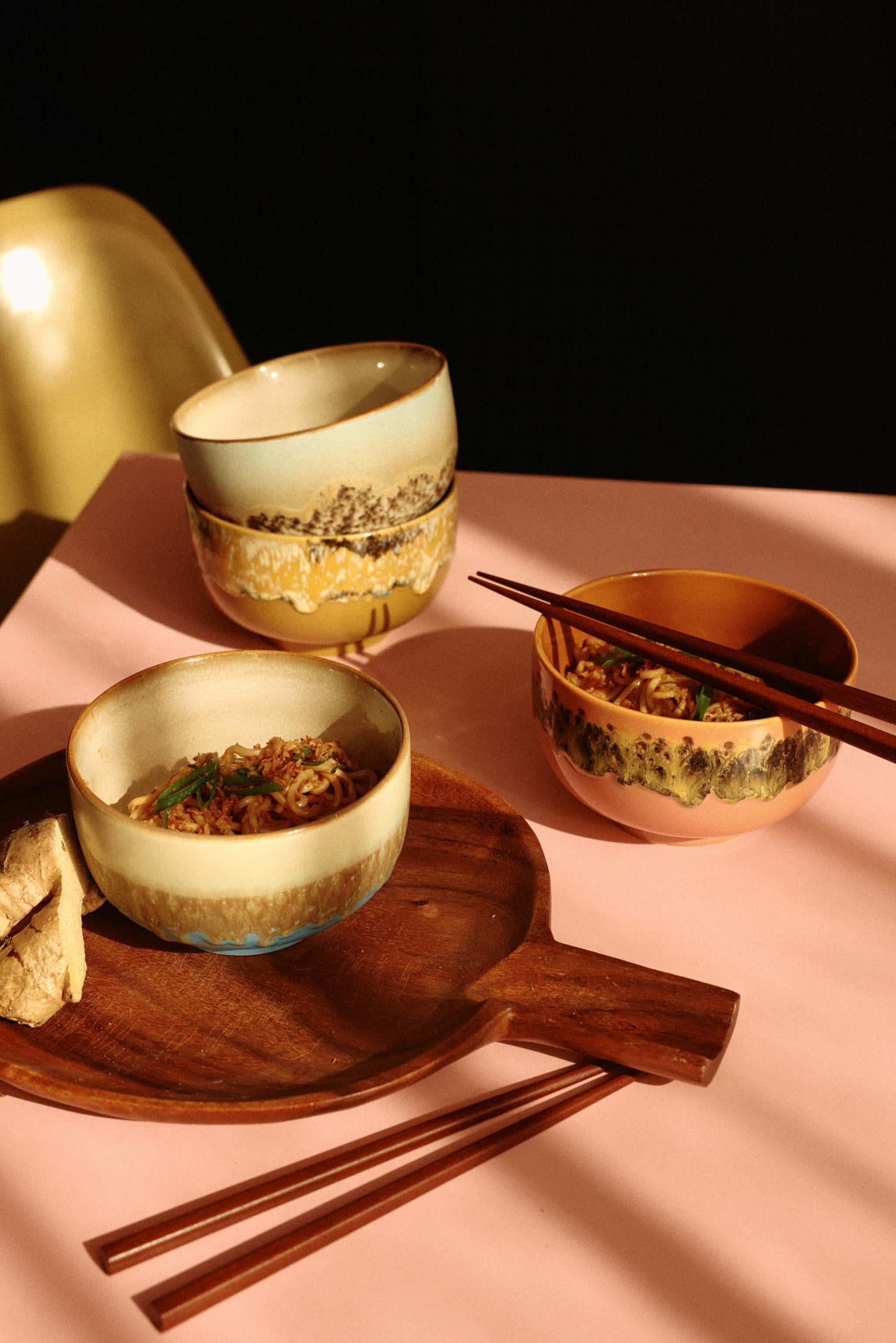 HKLiving 70's Noodle Bowl Shell met eetstokjes op een houten dienblad