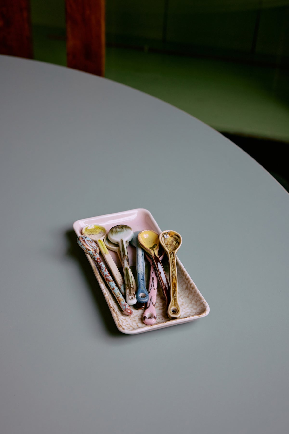 HKLiving 70's Rechthoekig Bordje Muse met gouden lepeltjes op tafel