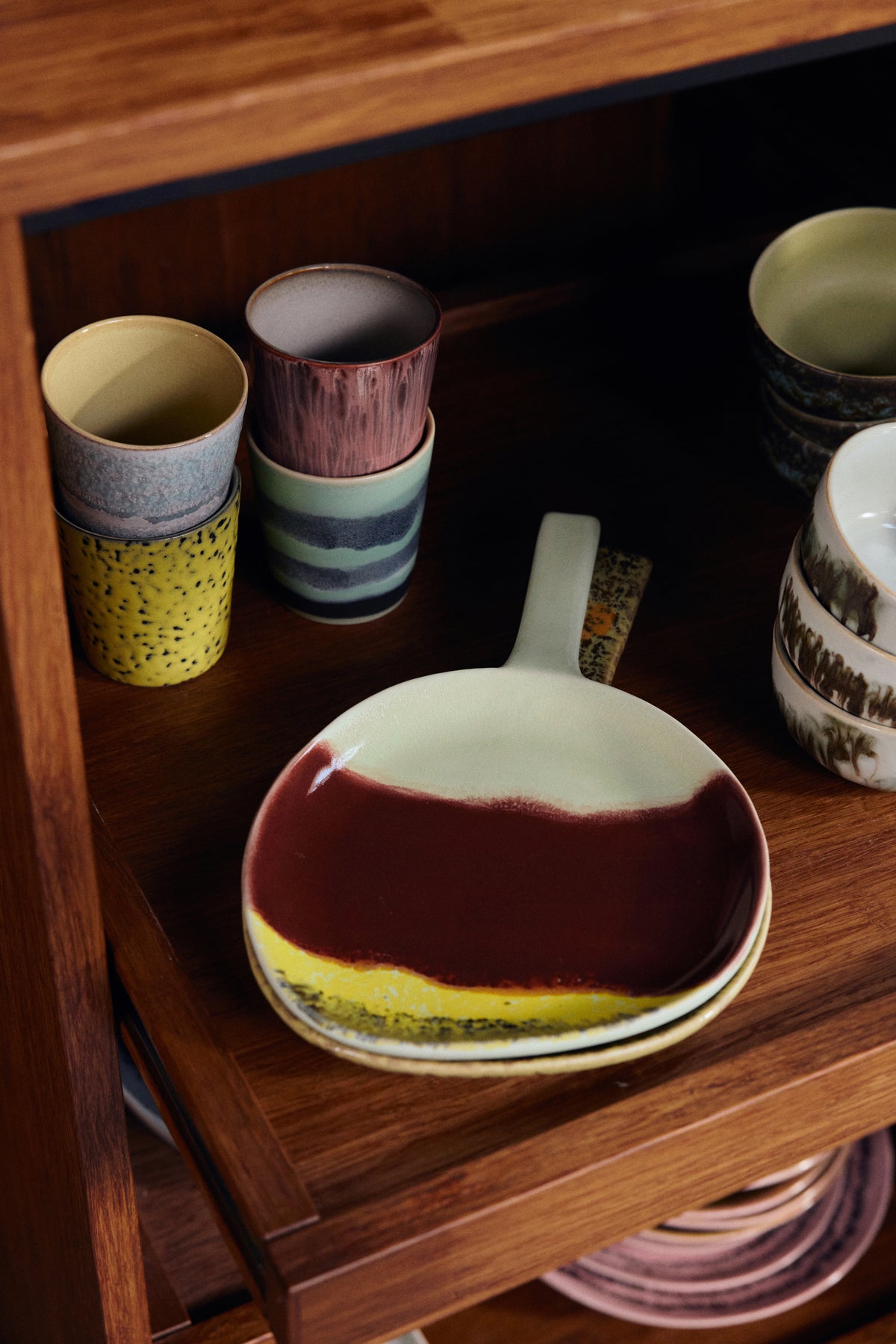 HKLiving 70's Serveerschaal Cherry in een houten kast met mokken
