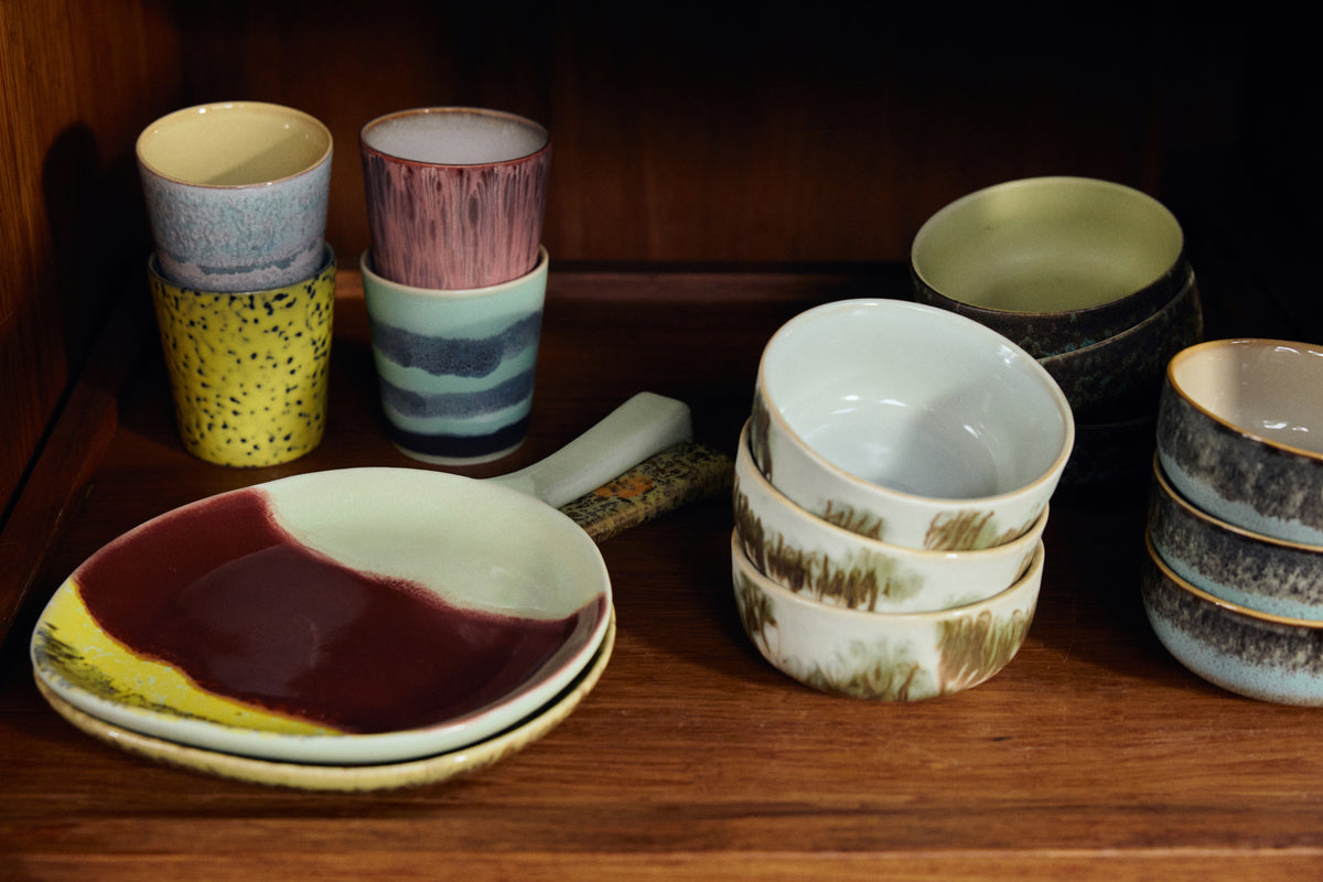 HKLiving 70's Serveerschaal Cherry op tafel met een stapel kommen
