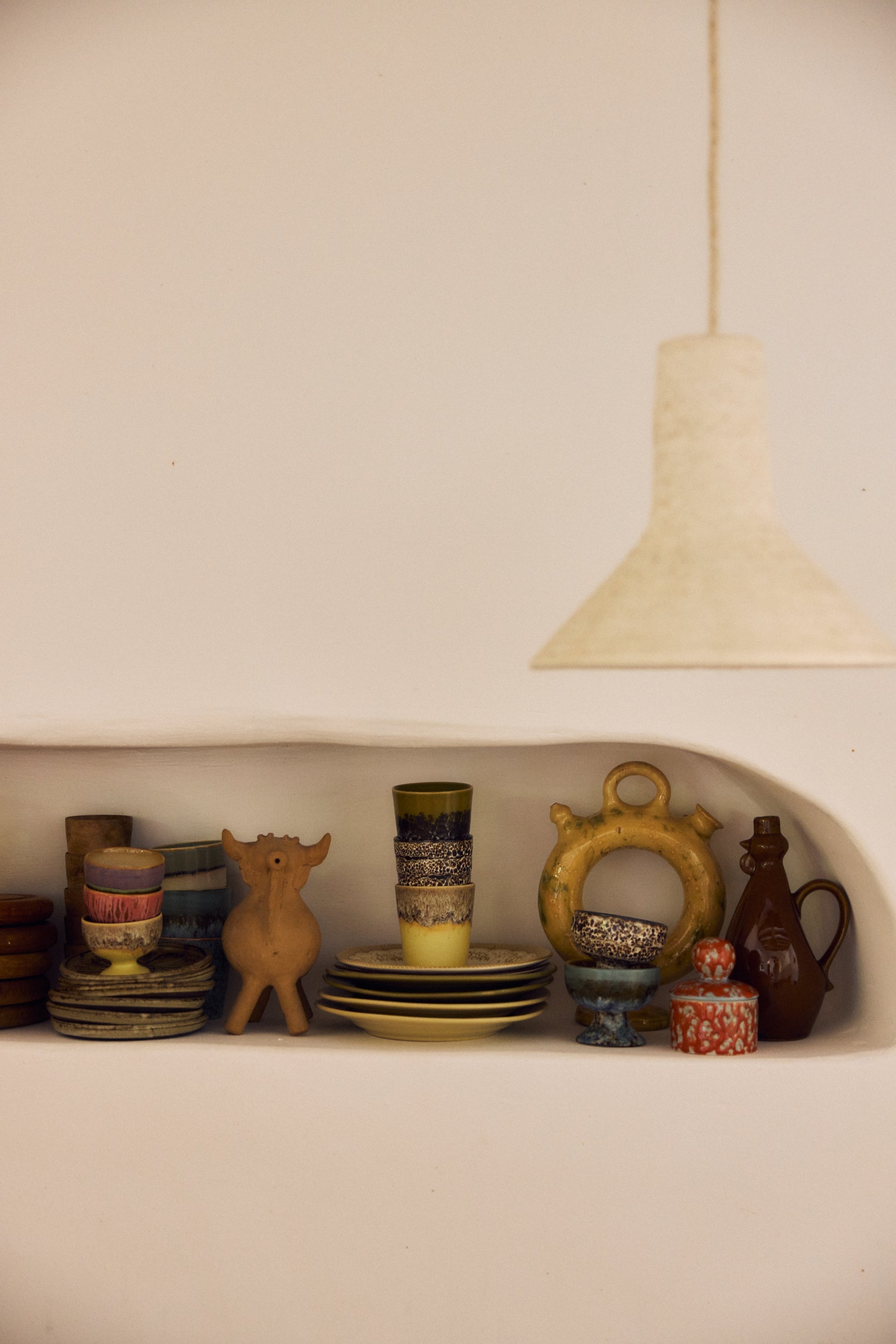 HKLiving 70's Koffiemok Custard op een plank met ander servies