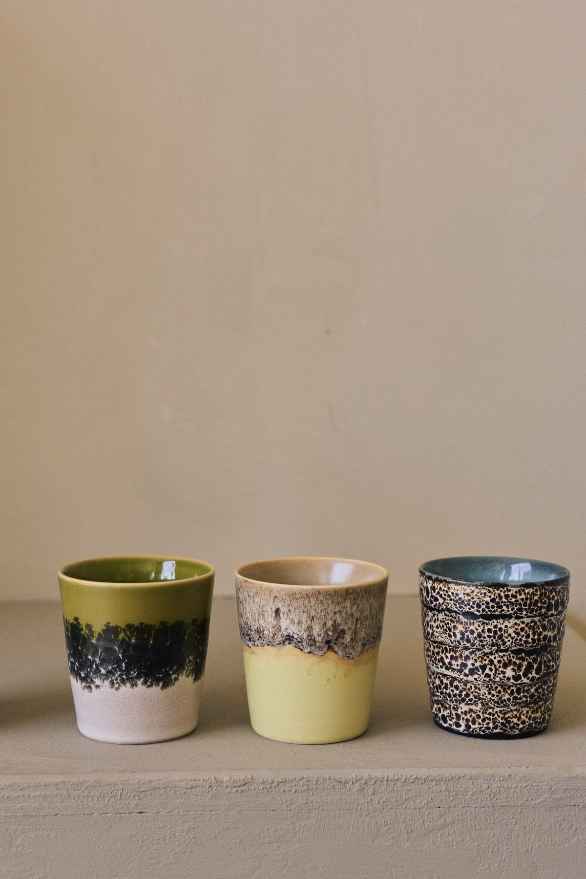 HKLiving 70's Koffiemok Brew naast andere kleuren uit de serie