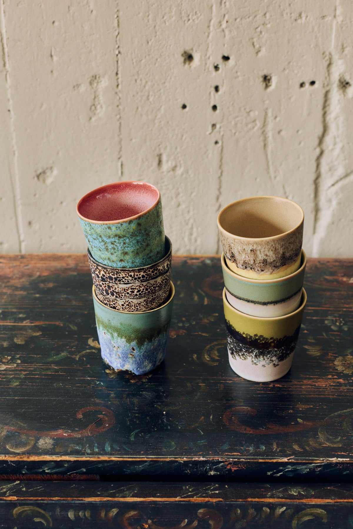 HKLiving 70's Koffiemok Agave naast andere kleuren uit de serie