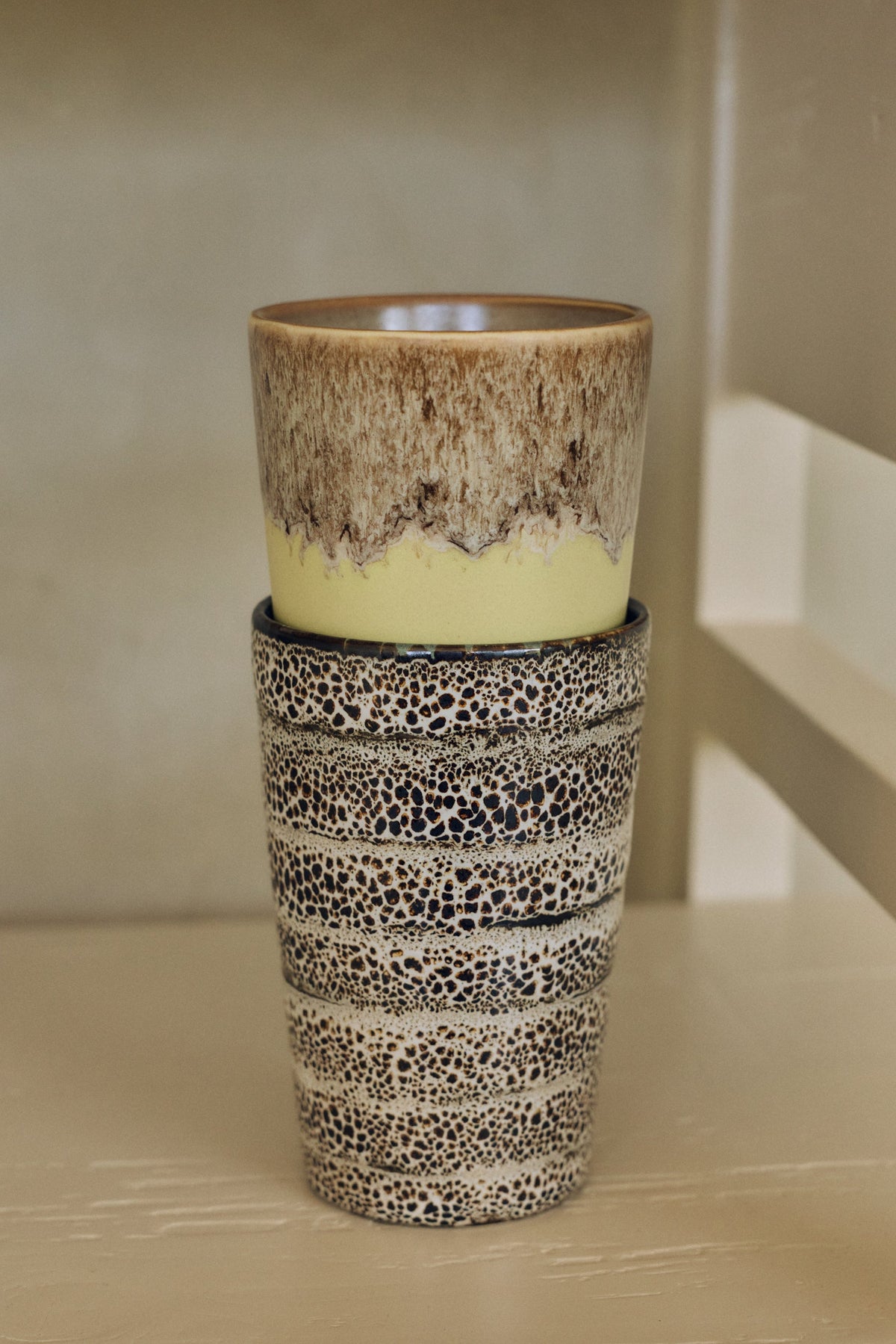HKLiving 70's Theemok Custard, close-up van de glazuurtextuur
