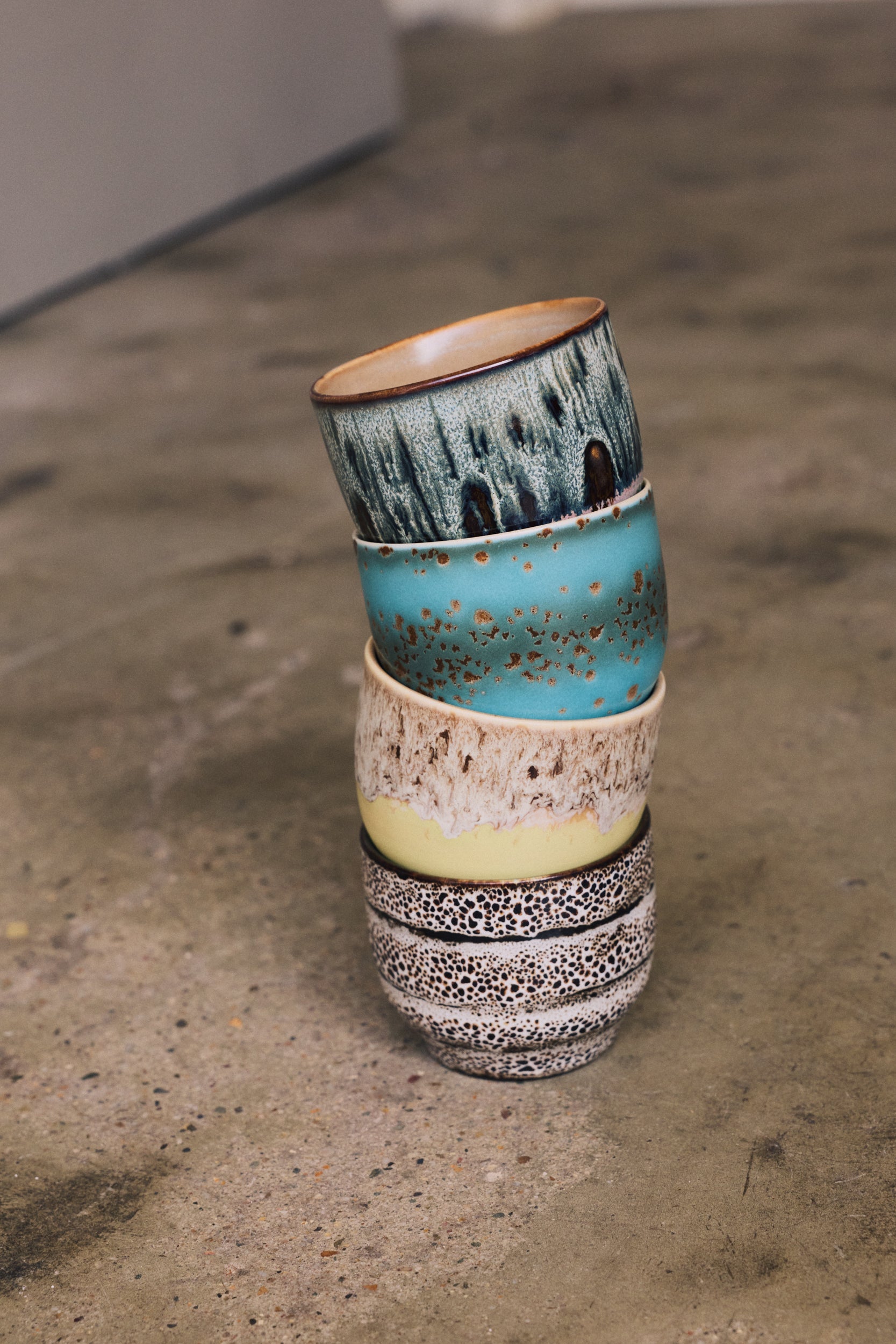 HKLiving 70's Koffiekop Aqua gestapeld met andere kleuren uit de serie