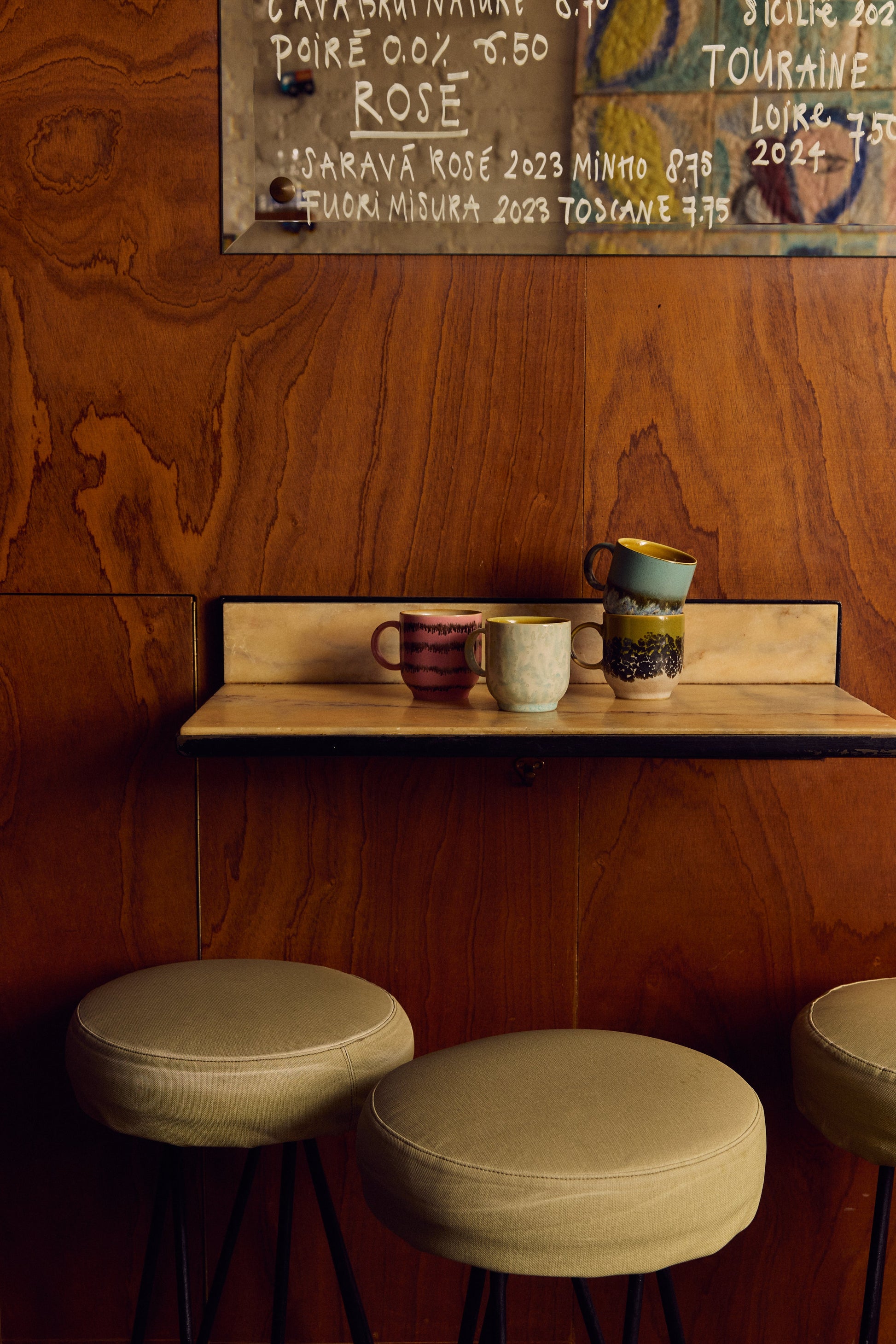 HKLiving 70's Koffiemok met Oor Bubble op een houten plank