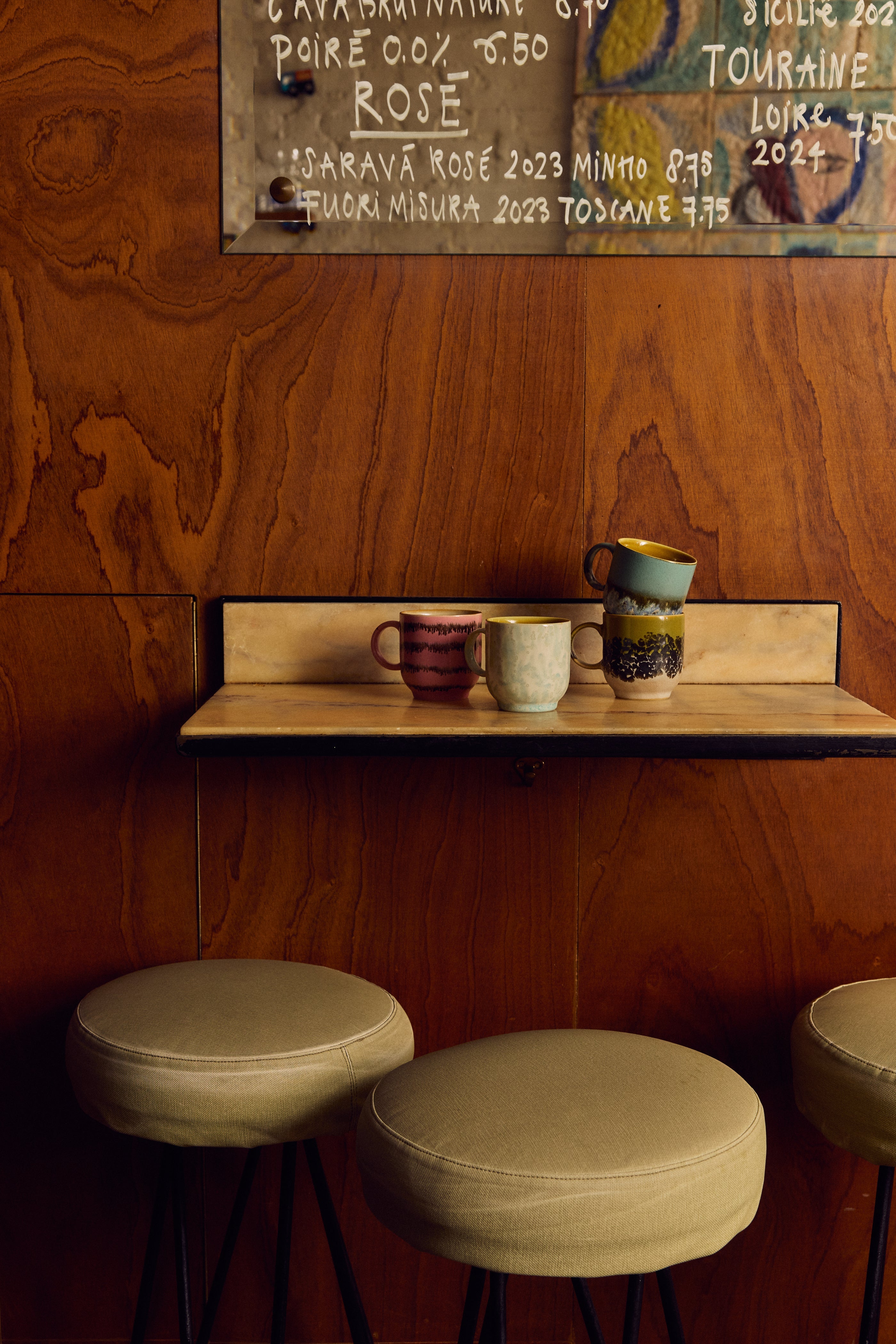 HKLiving 70's Koffiemok met Oor Bubble op een houten plank