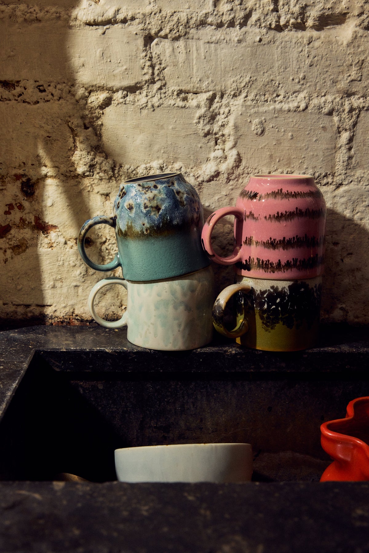 HKLiving 70's Koffiemok met Oor Truffle naast een andere kleur uit de serie