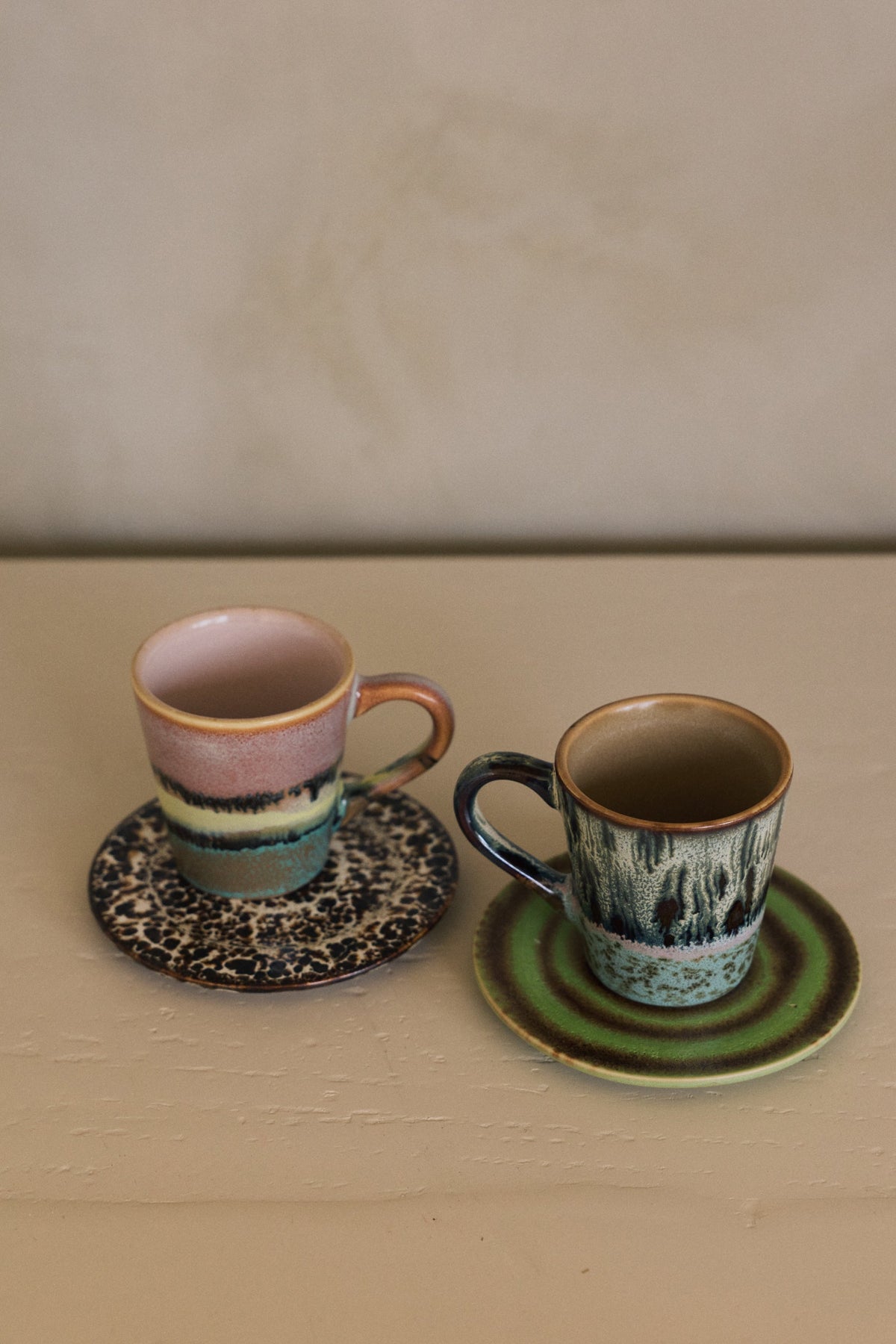 HKLiving 70's Espressokopje Softness Birthstone op een schoteltje naast een andere kleur