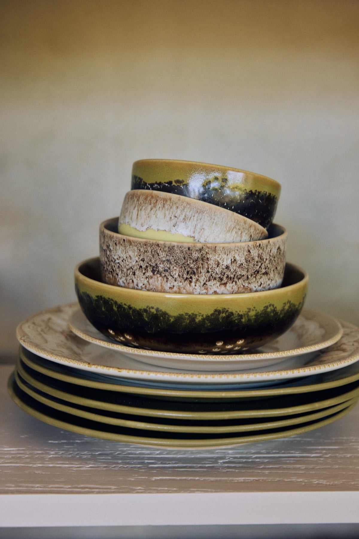HKLiving 70's Tapas Bowl Sweet Truffle gestapeld met ander servies uit de serie