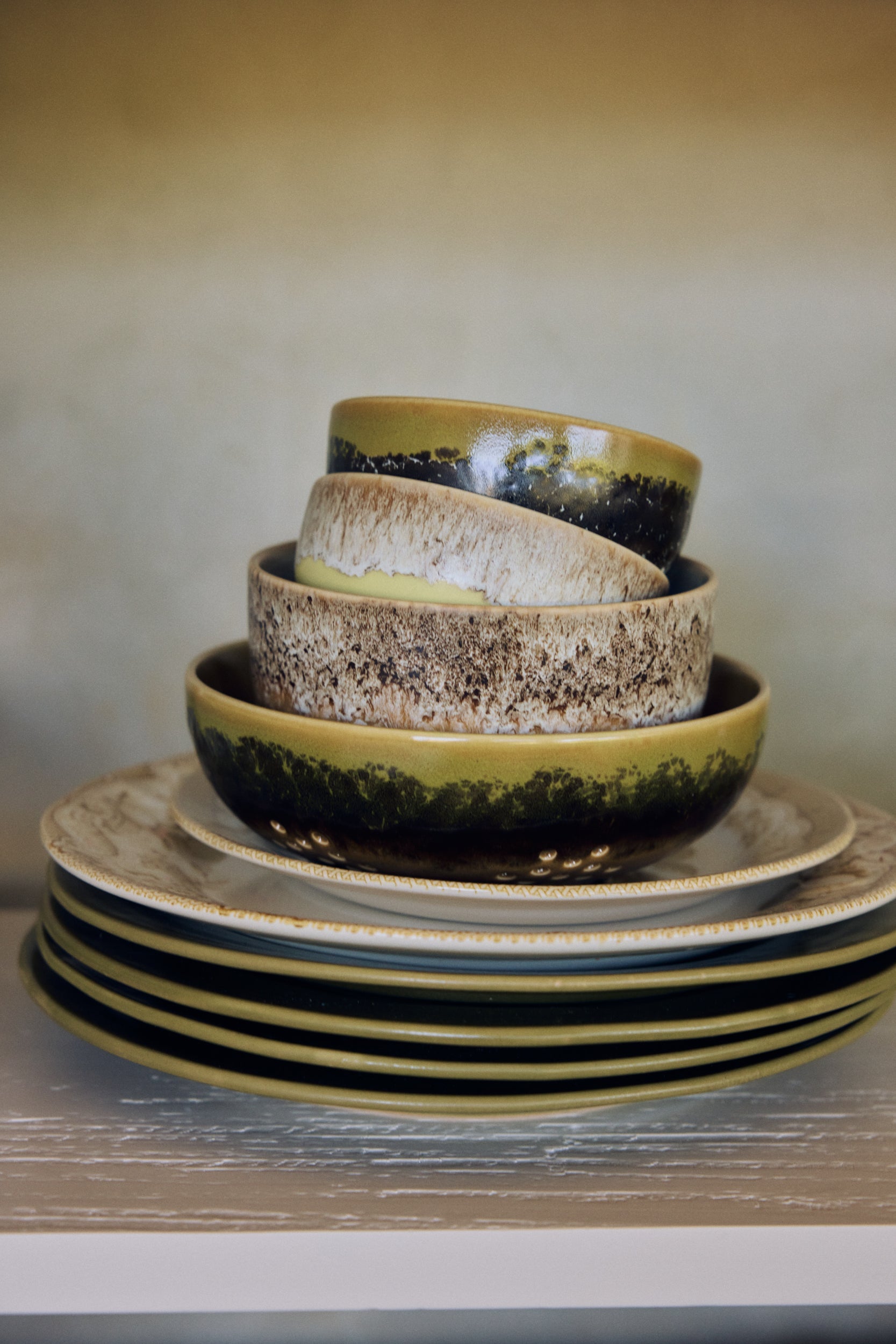 HKLiving 70's Tapas Bowl Sweet Truffle gestapeld met ander servies uit de serie