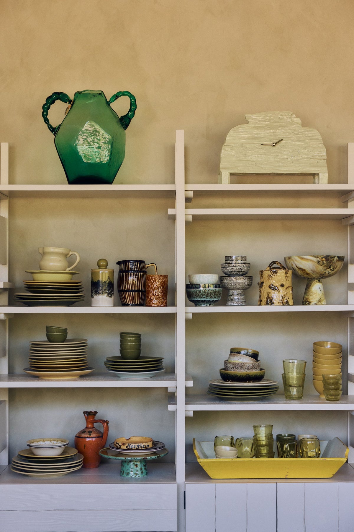 HKLiving 70's Noodle Bowl Sunset Birthstone op een plank tussen ander servies
