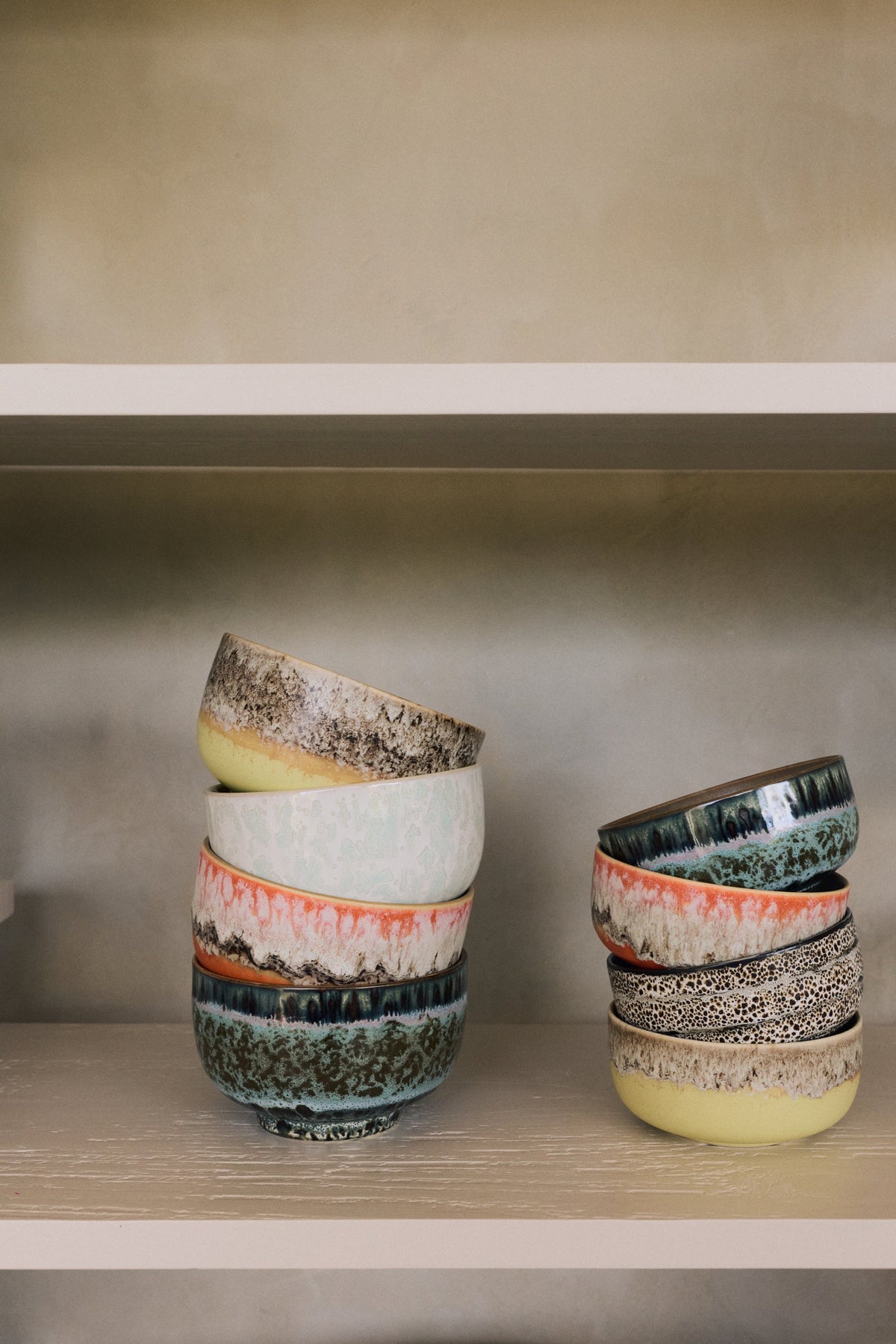HKLiving 70's Noodle Bowl Sunset Lotus op een plank naast een andere kleur uit de serie