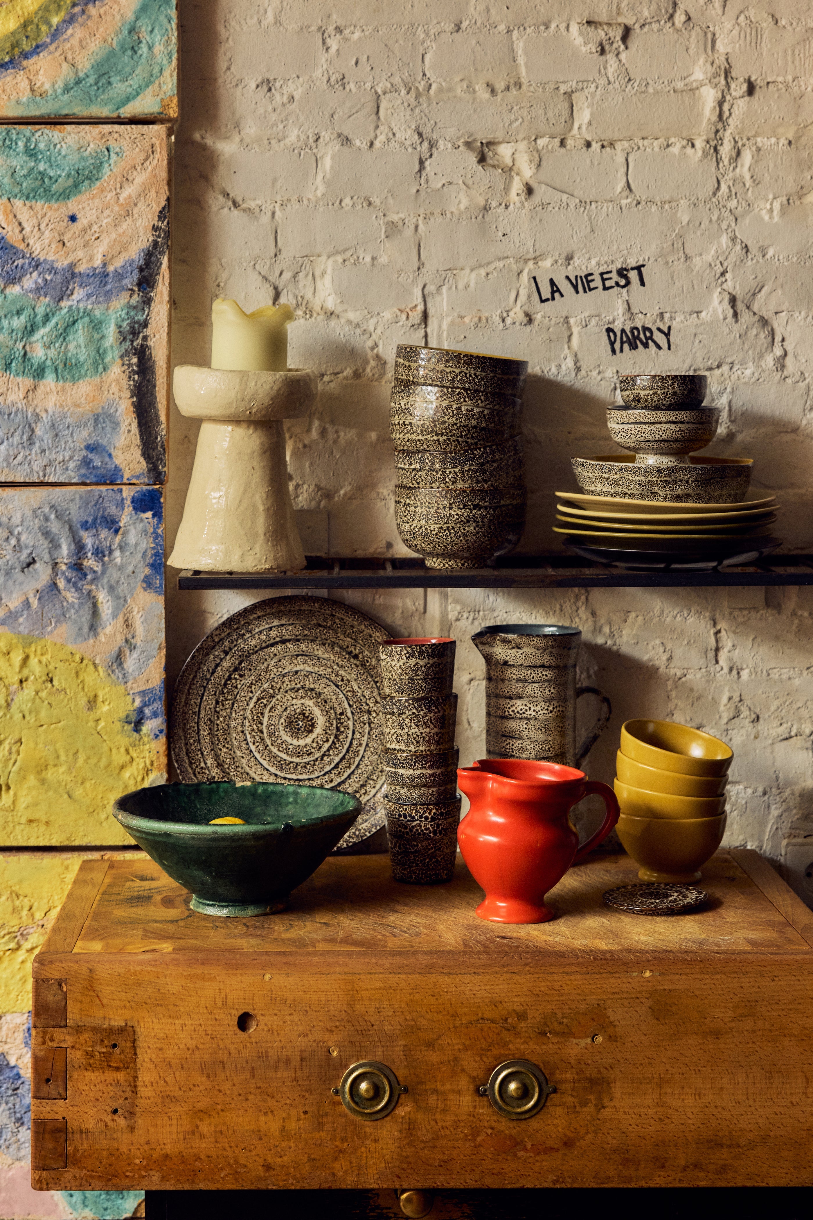 HKLiving 70's Pasta Bowl Brew op een houten kastje tussen decoratie