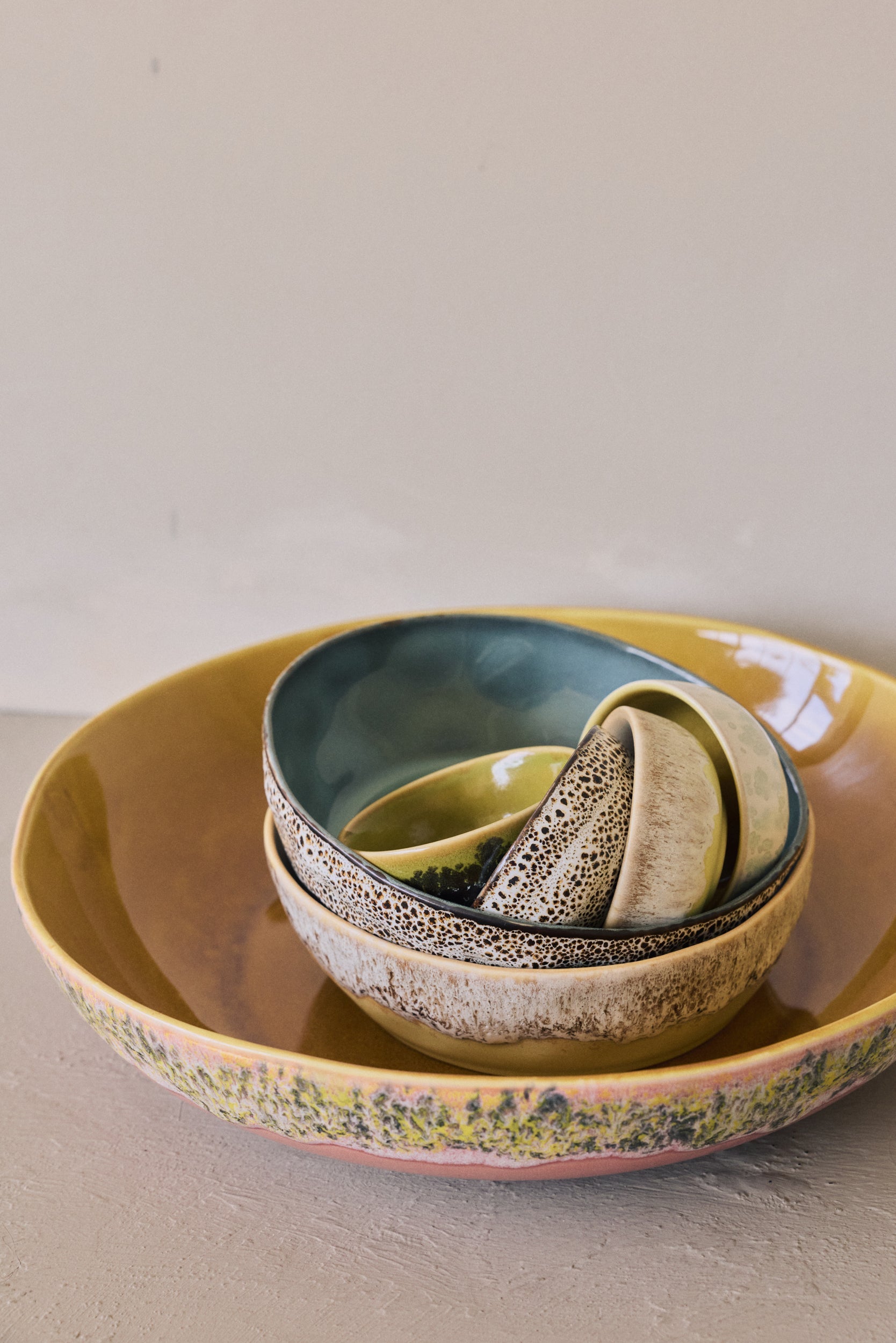 HKLiving 70's Pasta Bowl Brew gestapeld met een andere kleur uit de serie