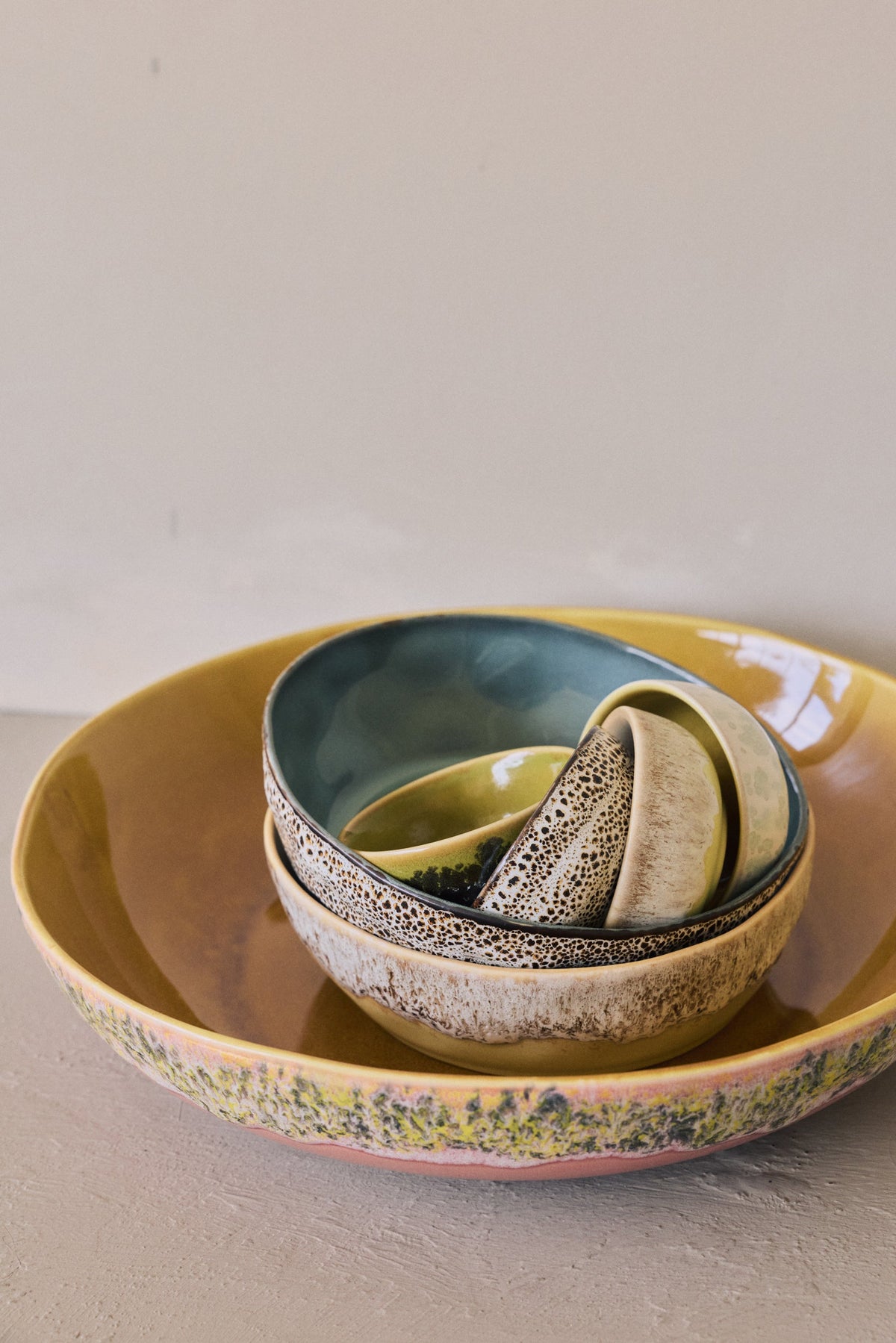 HKLiving 70's Pasta Bowl Custard gestapeld met een andere kleur uit de serie