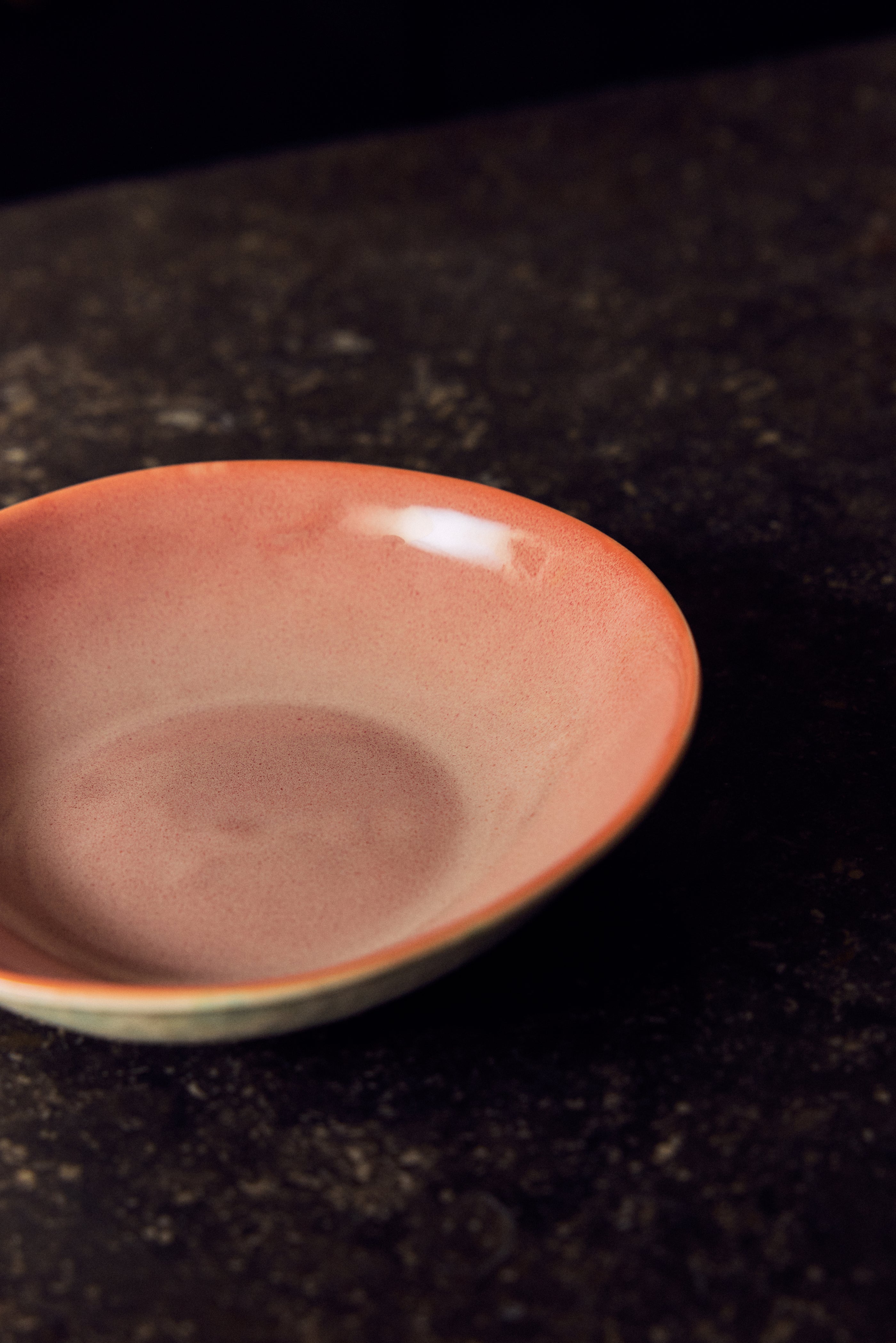 HKLiving 70's Curry Bowl Lotus tegen een donkere achtergrond