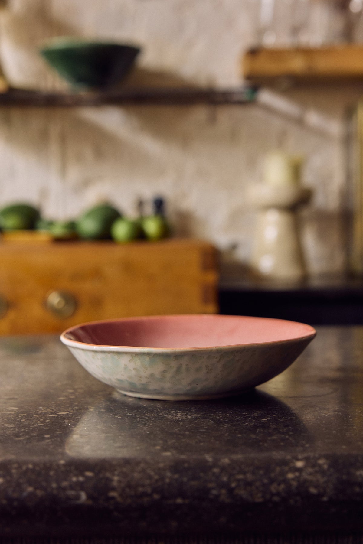 HKLiving 70's Curry Bowl Lotus op een plank tussen decoratie