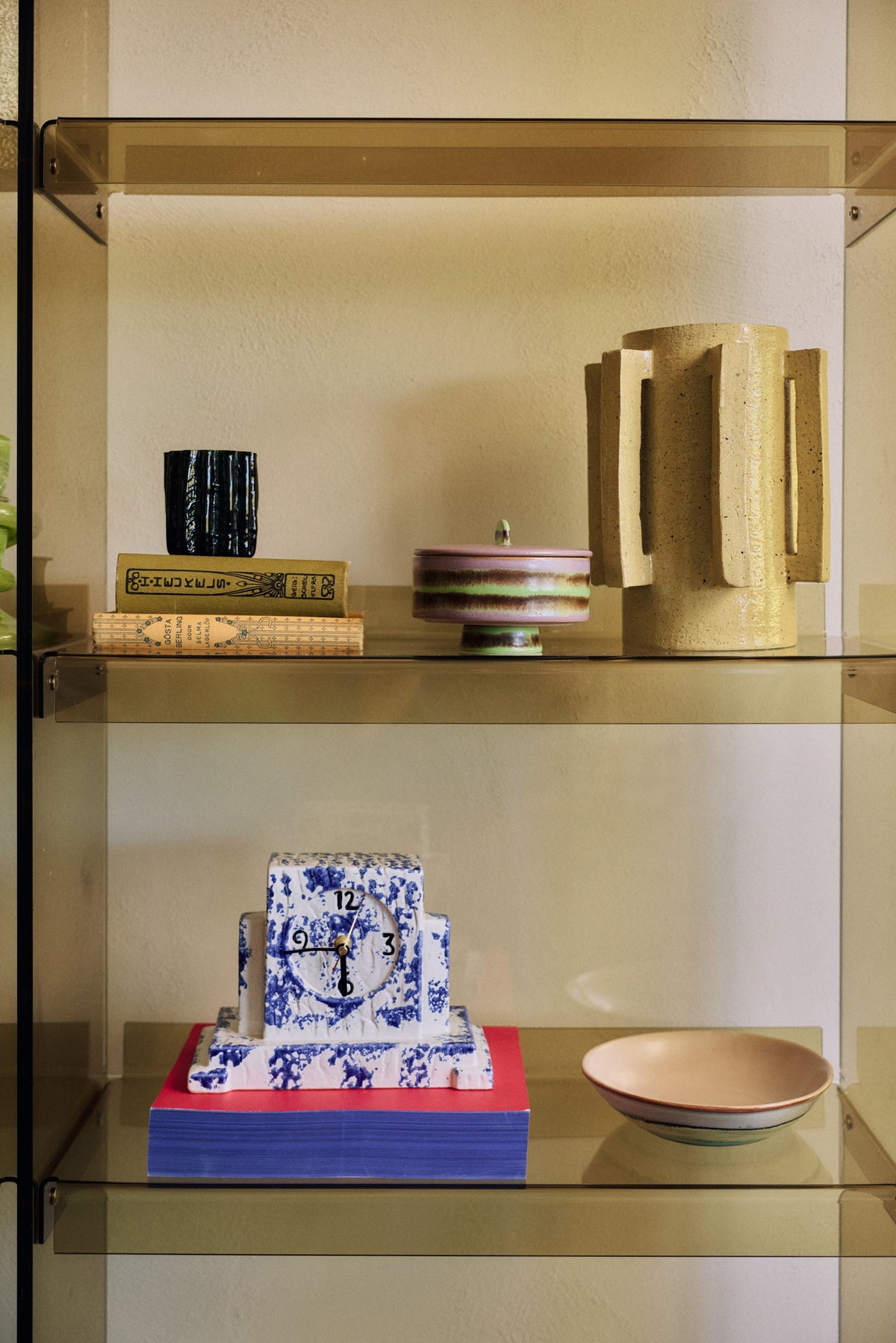 HKLiving 70's Curry Bowl Muted in een kast tussen decoratie