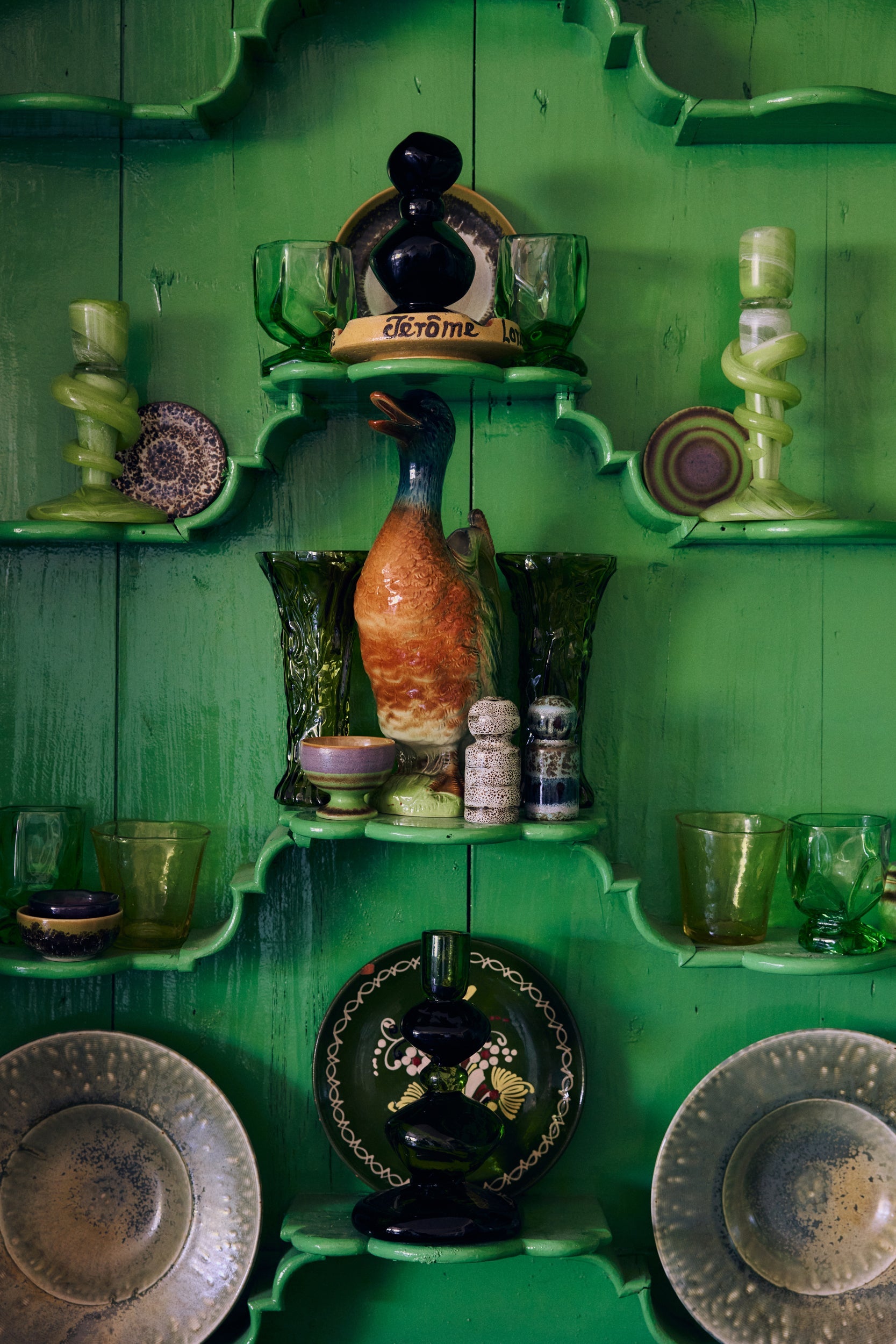 HKLiving 70's Small Coupe Mochi tussen decoratie in een groene kast