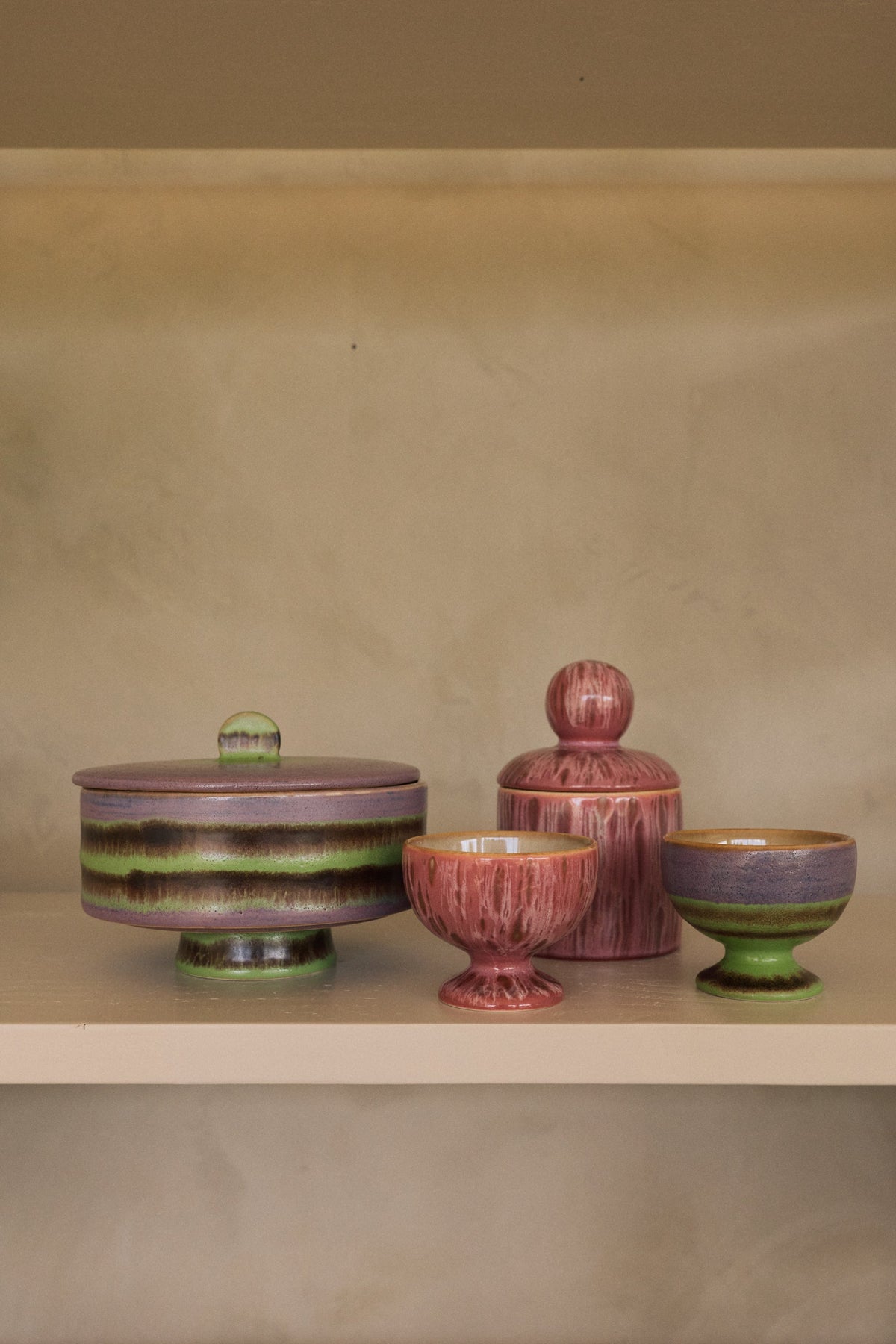 HKLiving 70's Small Coupe Rhubarb op een plank tussen decoratie