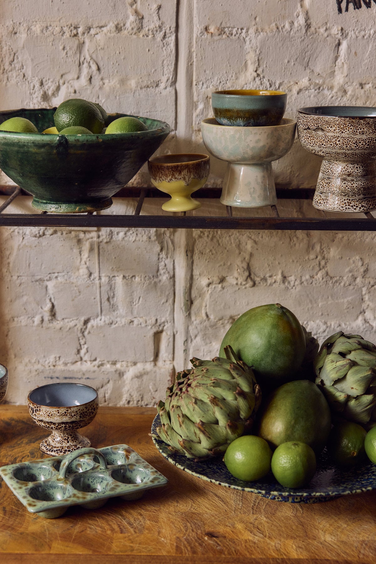 HKLiving 70's Medium Coupe Brew op een dienblad tussen fruit