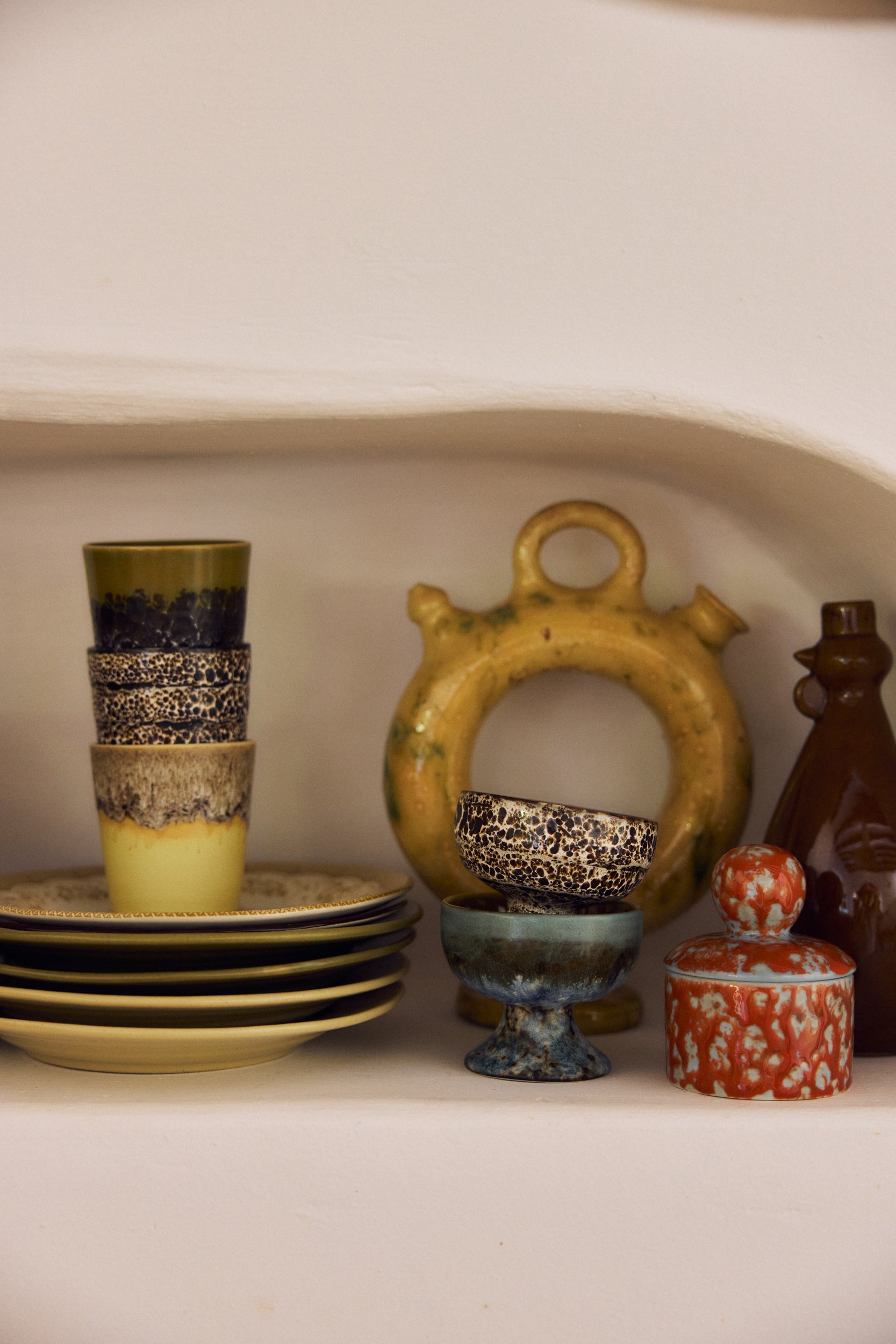 HKLiving 70's Medium Coupe Brew op een dienblad met ander servies