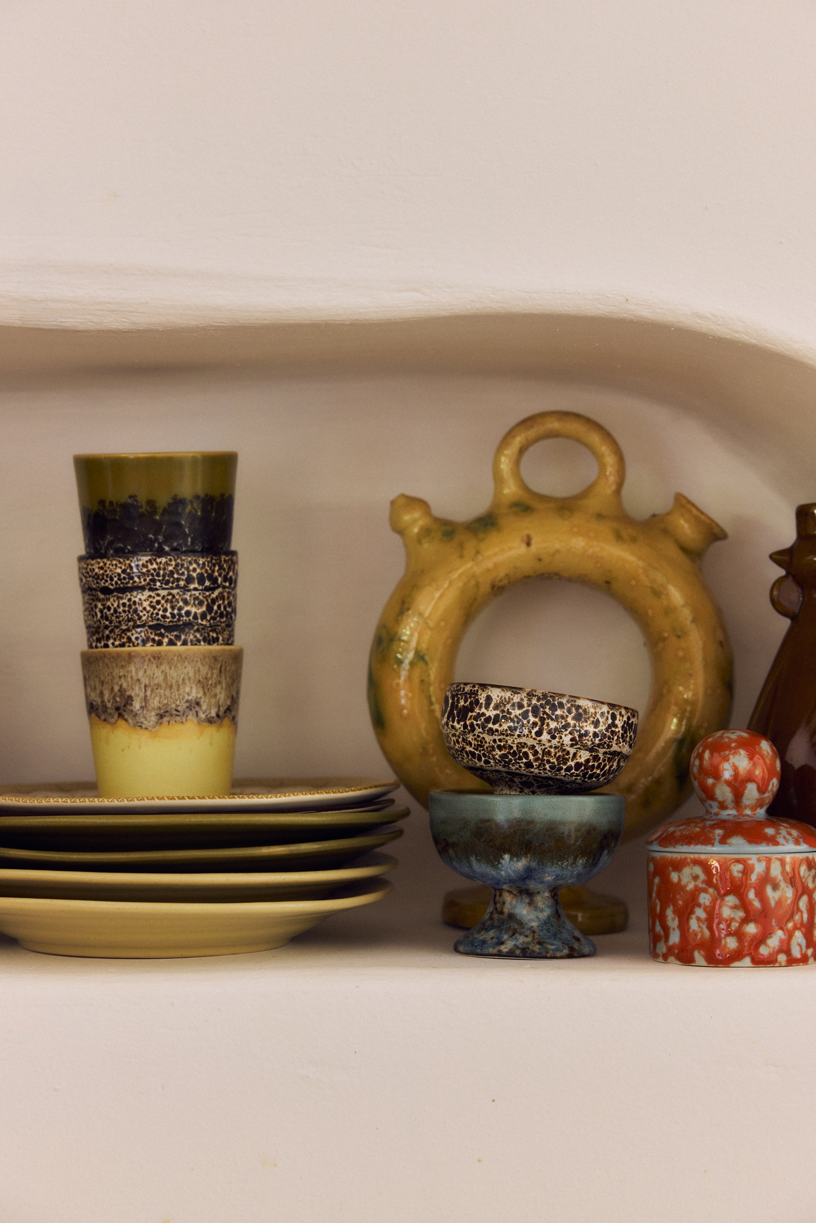 HKLiving 70's Medium Coupe Agave op een plank tussen decoratie