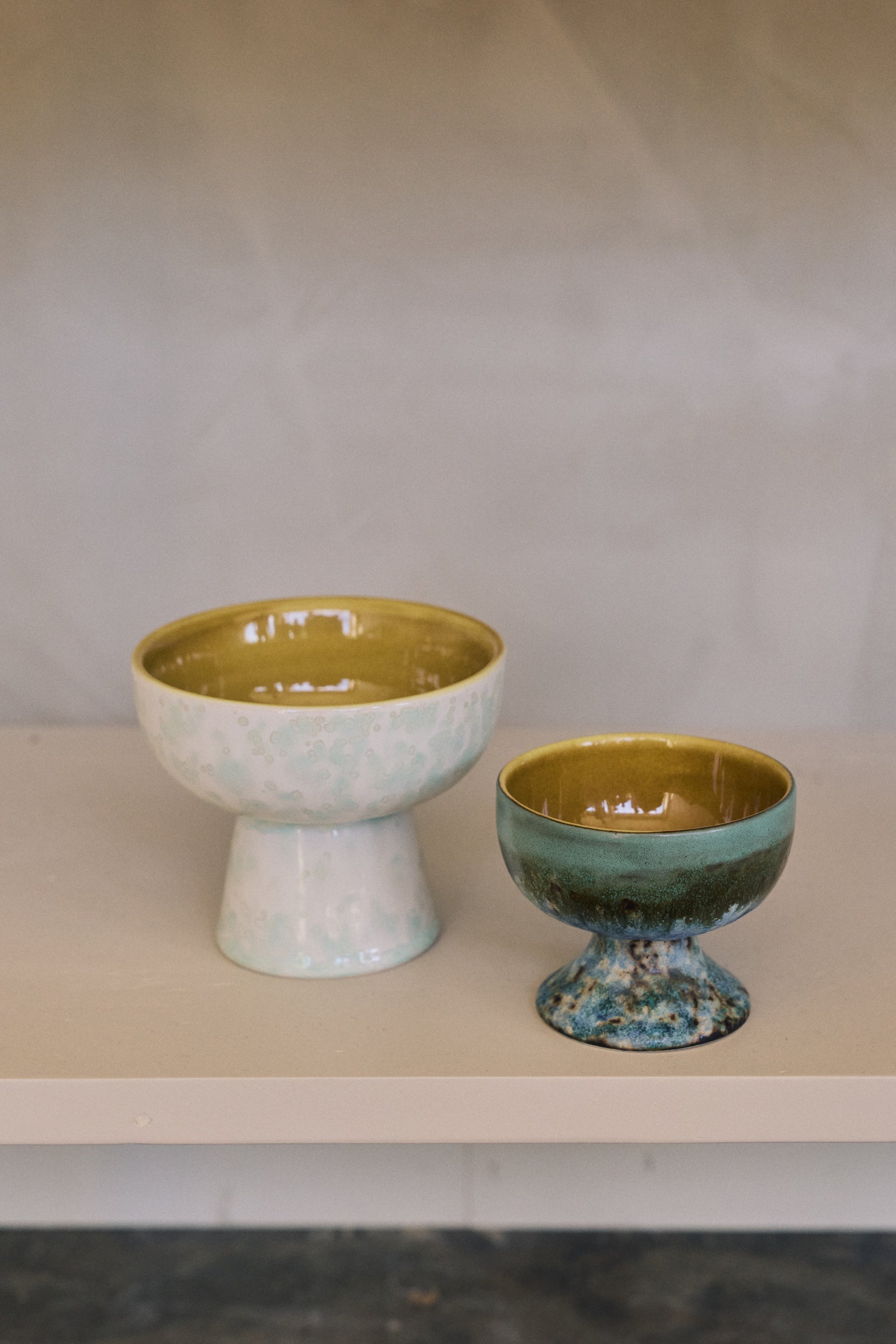 HKLiving 70's Medium Coupe Agave naast een andere kleur uit de serie