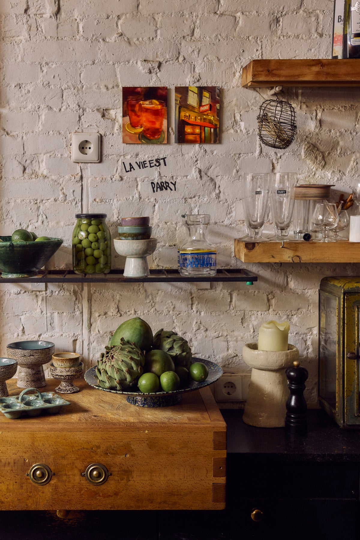 HKLiving 70's Tapasschaal op Voet S Lotus op een dienblad tussen groene appels