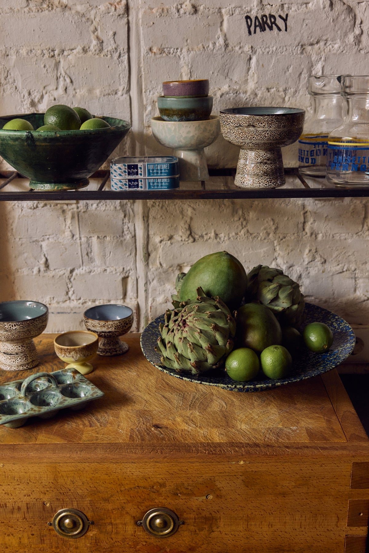 HKLiving 70's Tapasschaal op Voet L Brew op een houten tafel tussen groene appels
