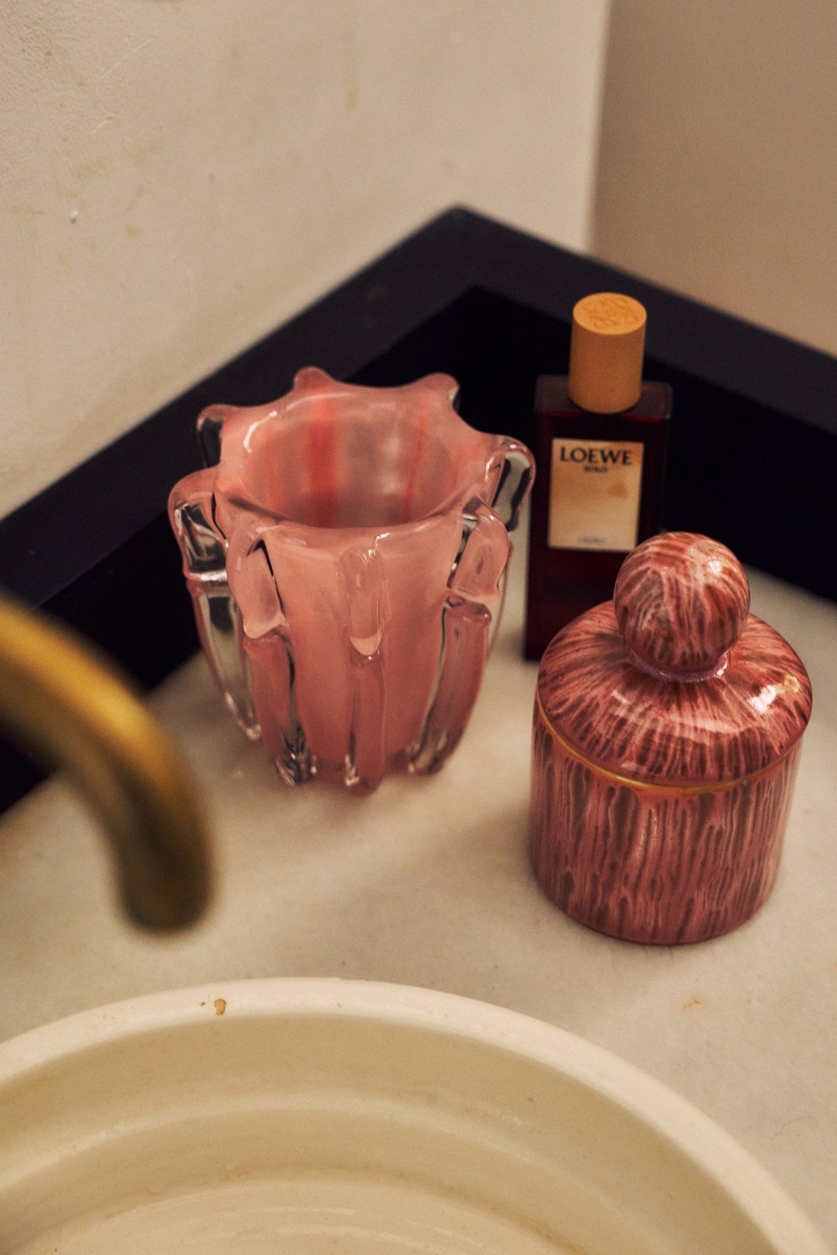 HKLiving 70's Voorraadpotje S Rhubarb bij een wastafel