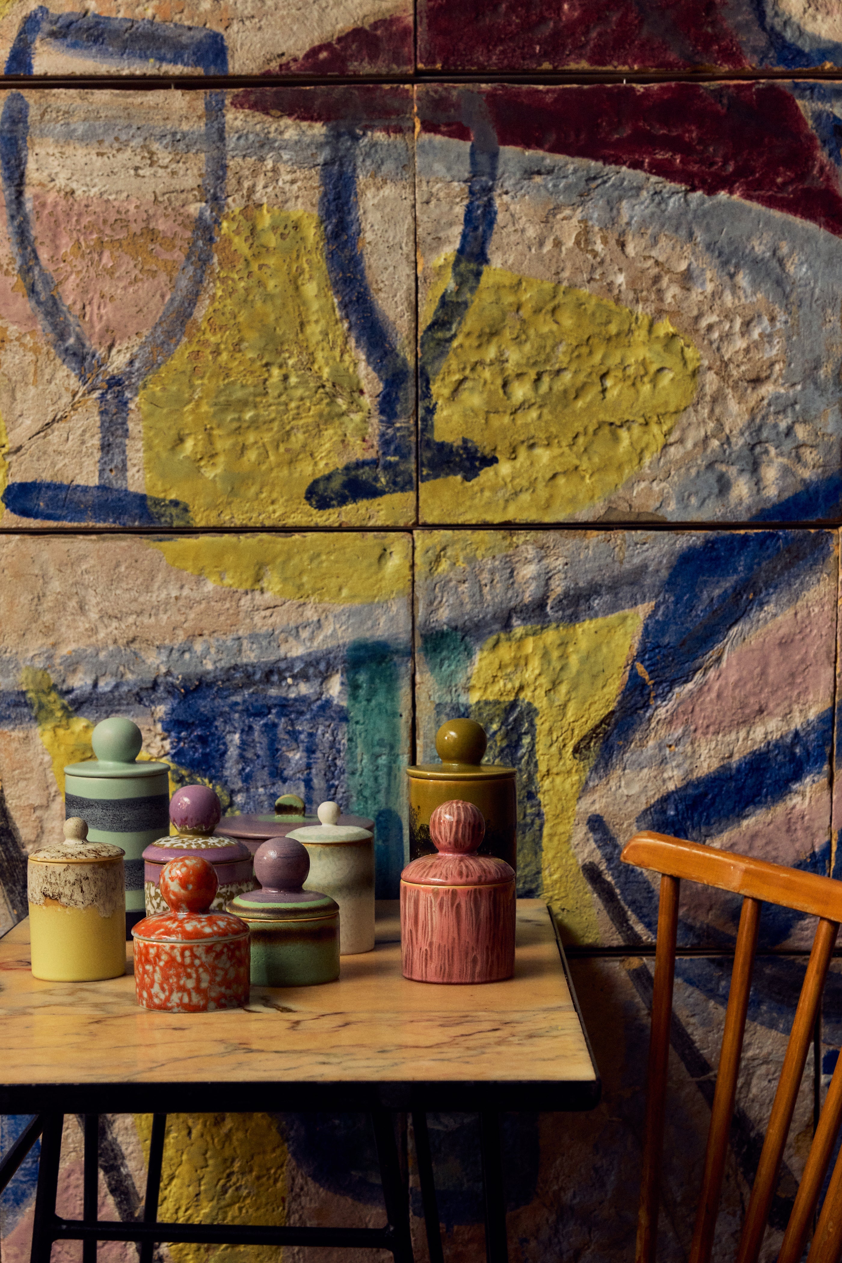 HKLiving 70's Voorraadpotje S Rhubarb op een tafel tussen glazen