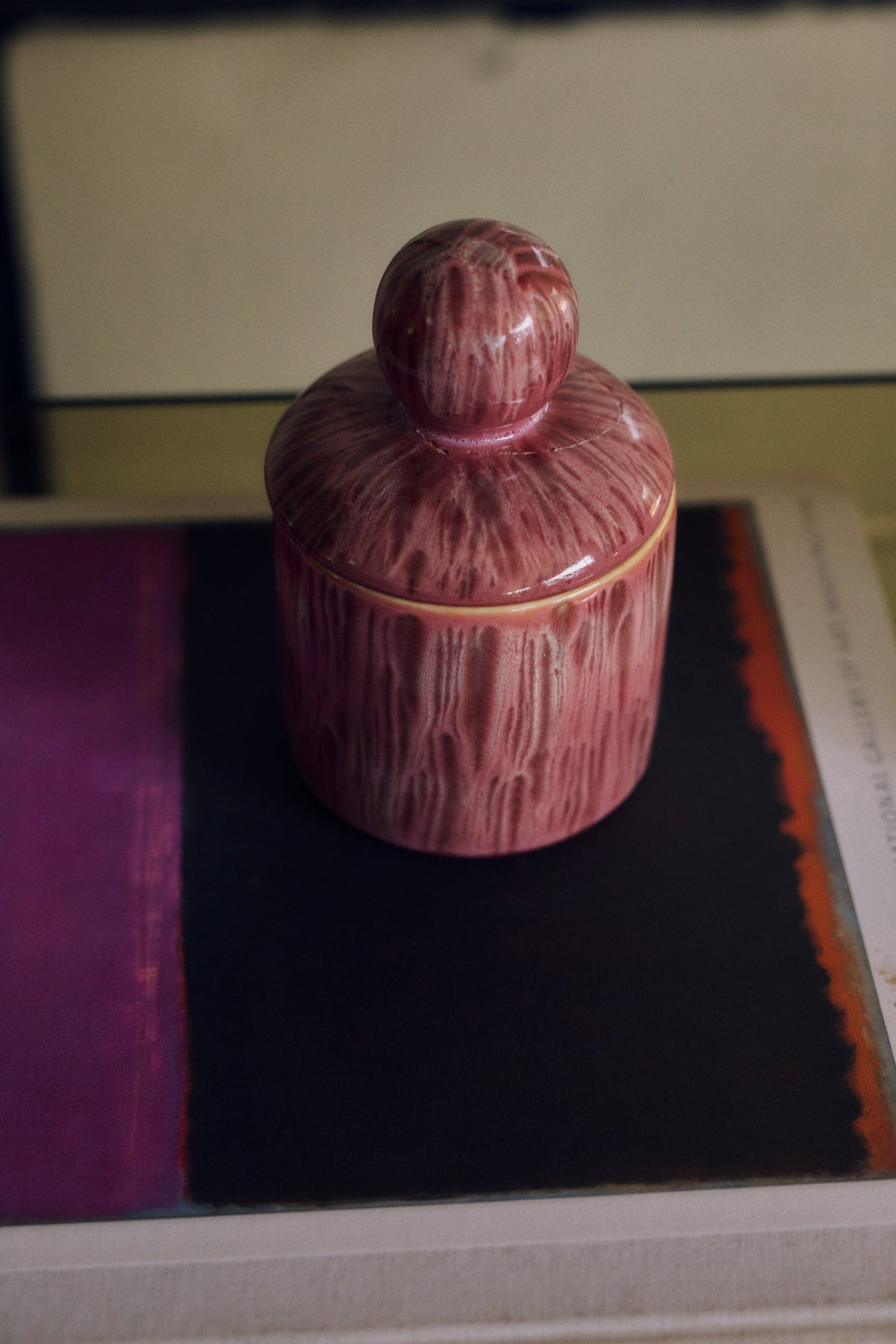 HKLiving 70's Voorraadpotje S Rhubarb op een tafeltje