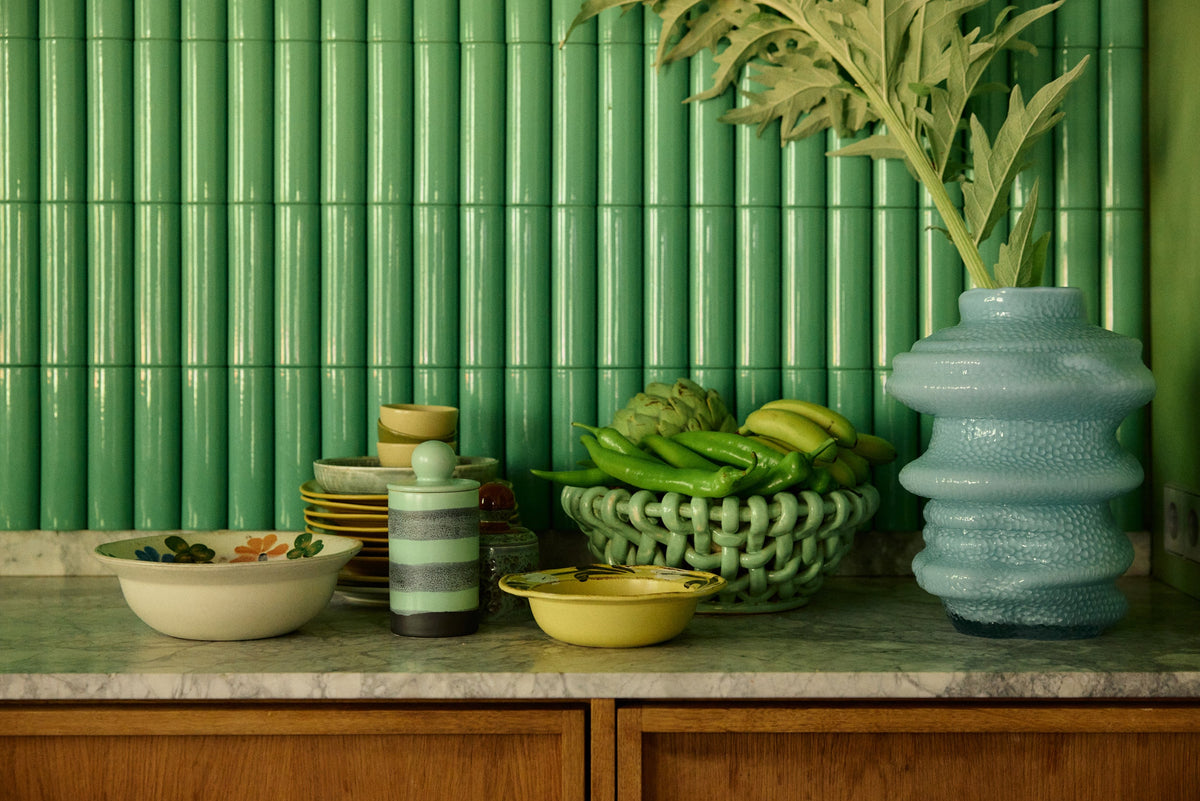 HKLiving 70's Voorraadpotje M River tussen groene bamboe-decoratie