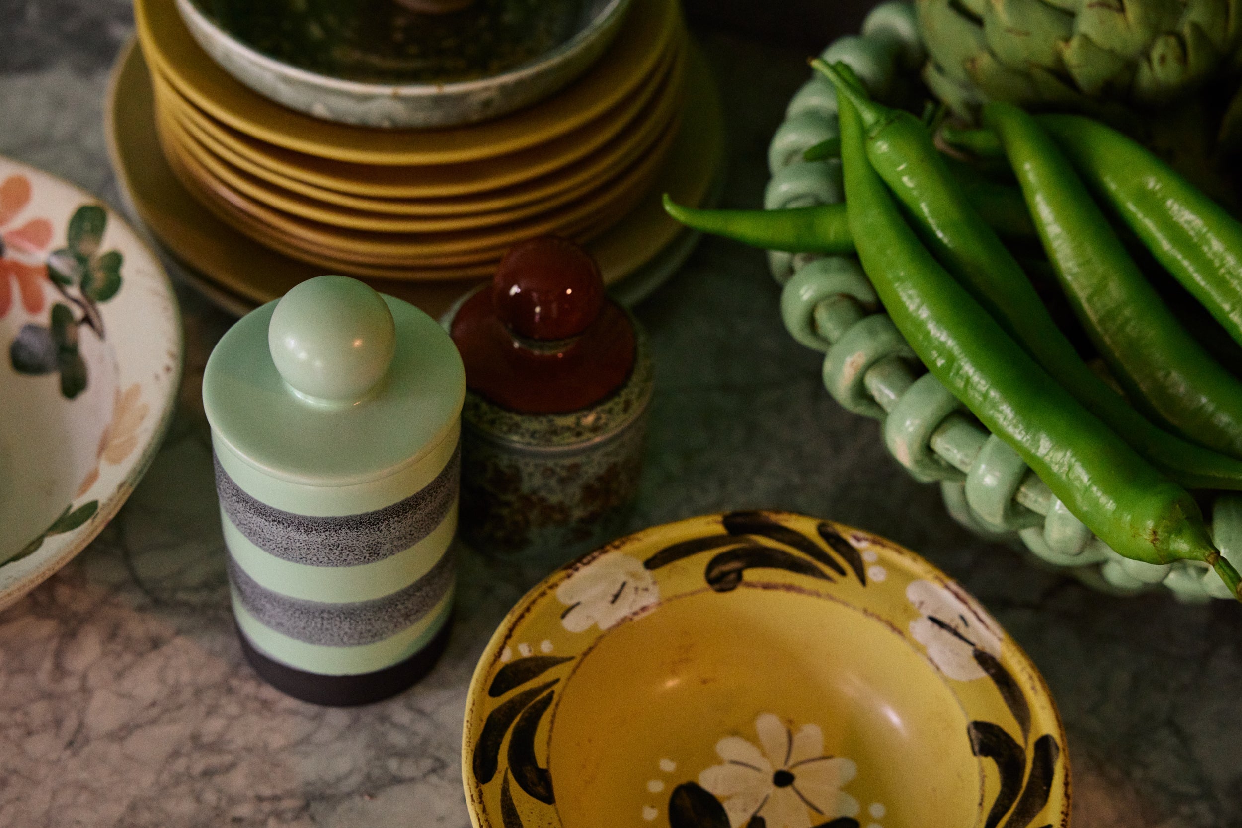 HKLiving 70's Voorraadpotje M River tussen ander servies